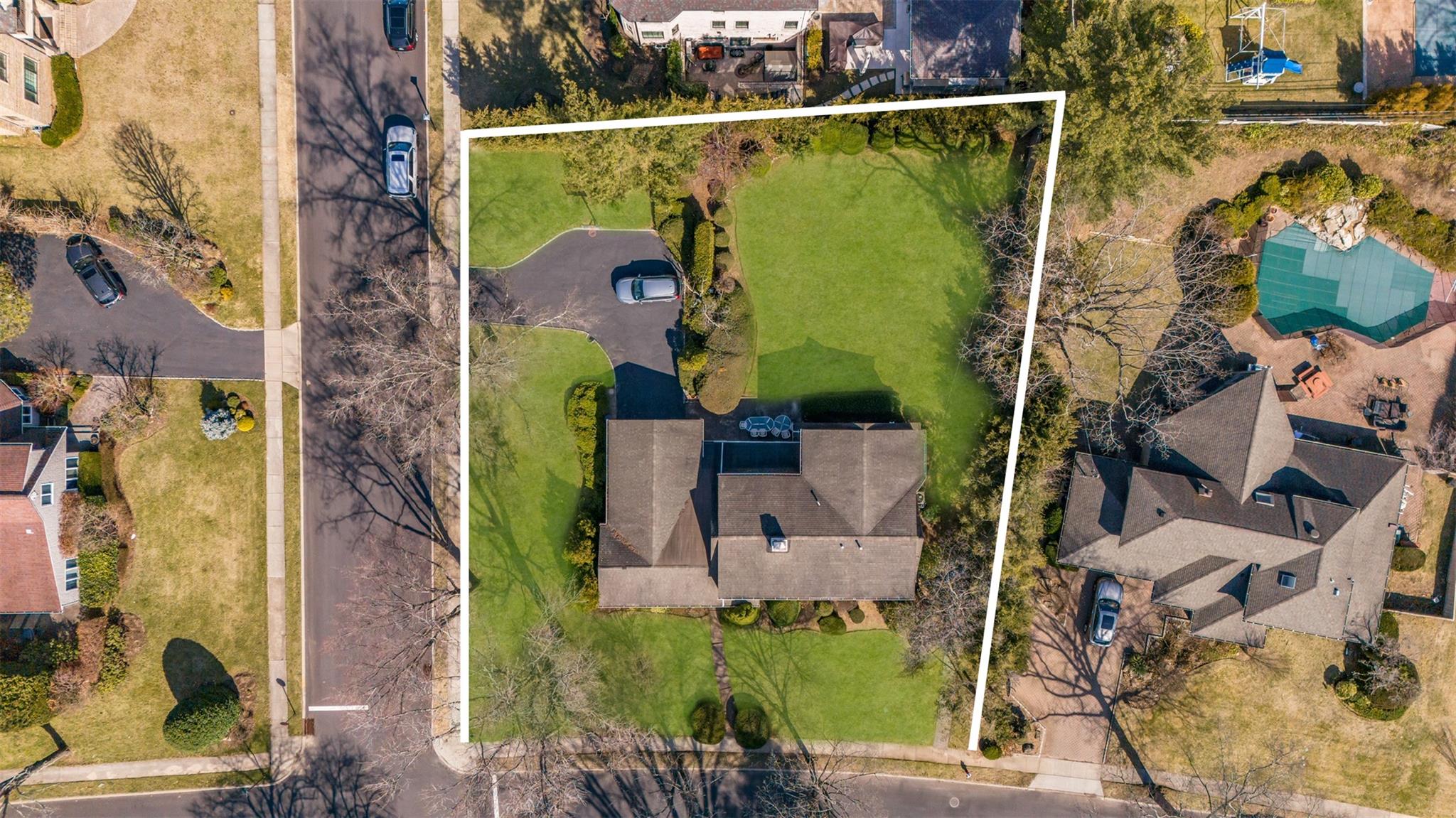 19 Strawberry Lane, Roslyn Heights, NY 11577