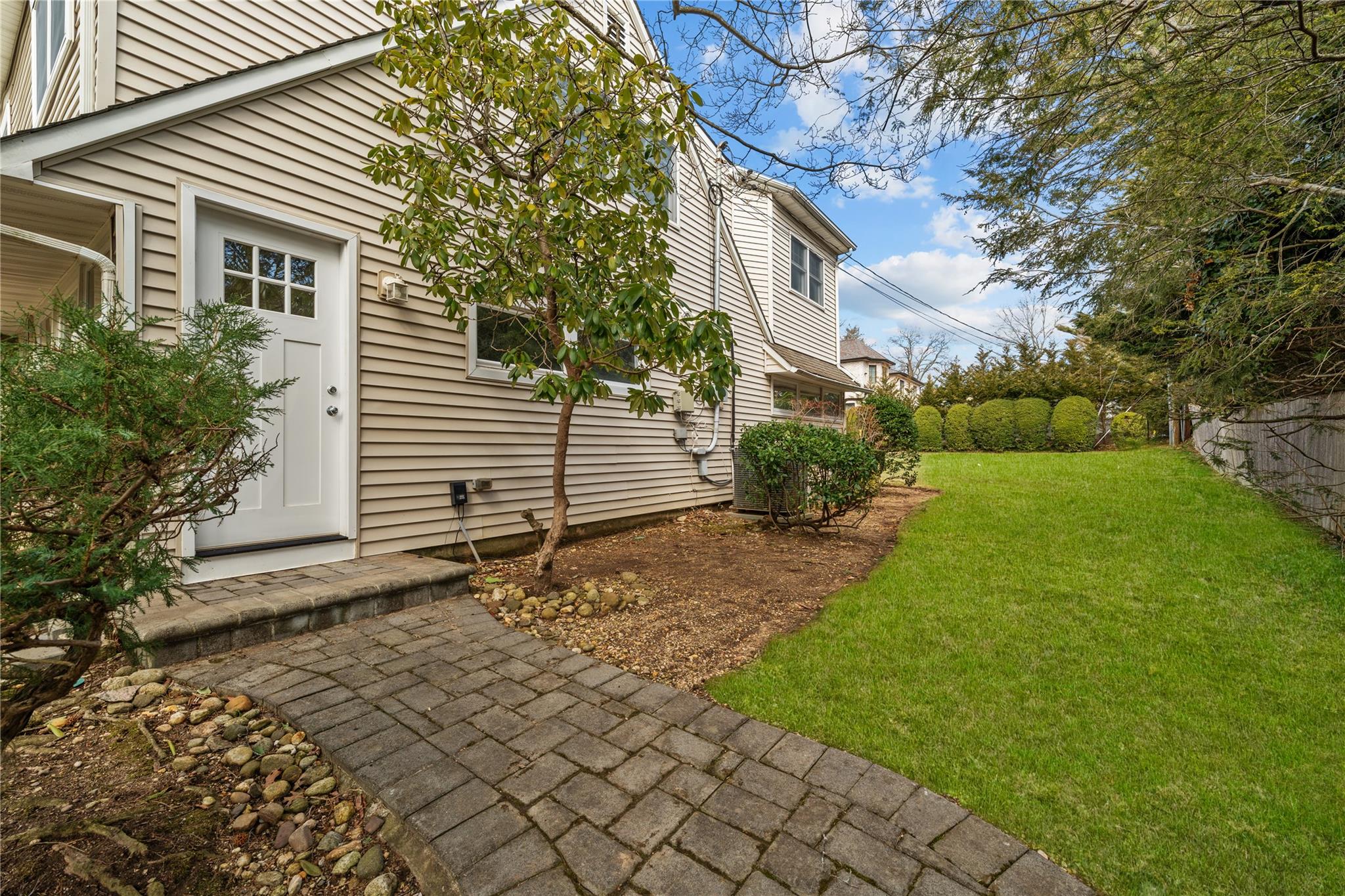 19 Strawberry Lane, Roslyn Heights, NY 11577