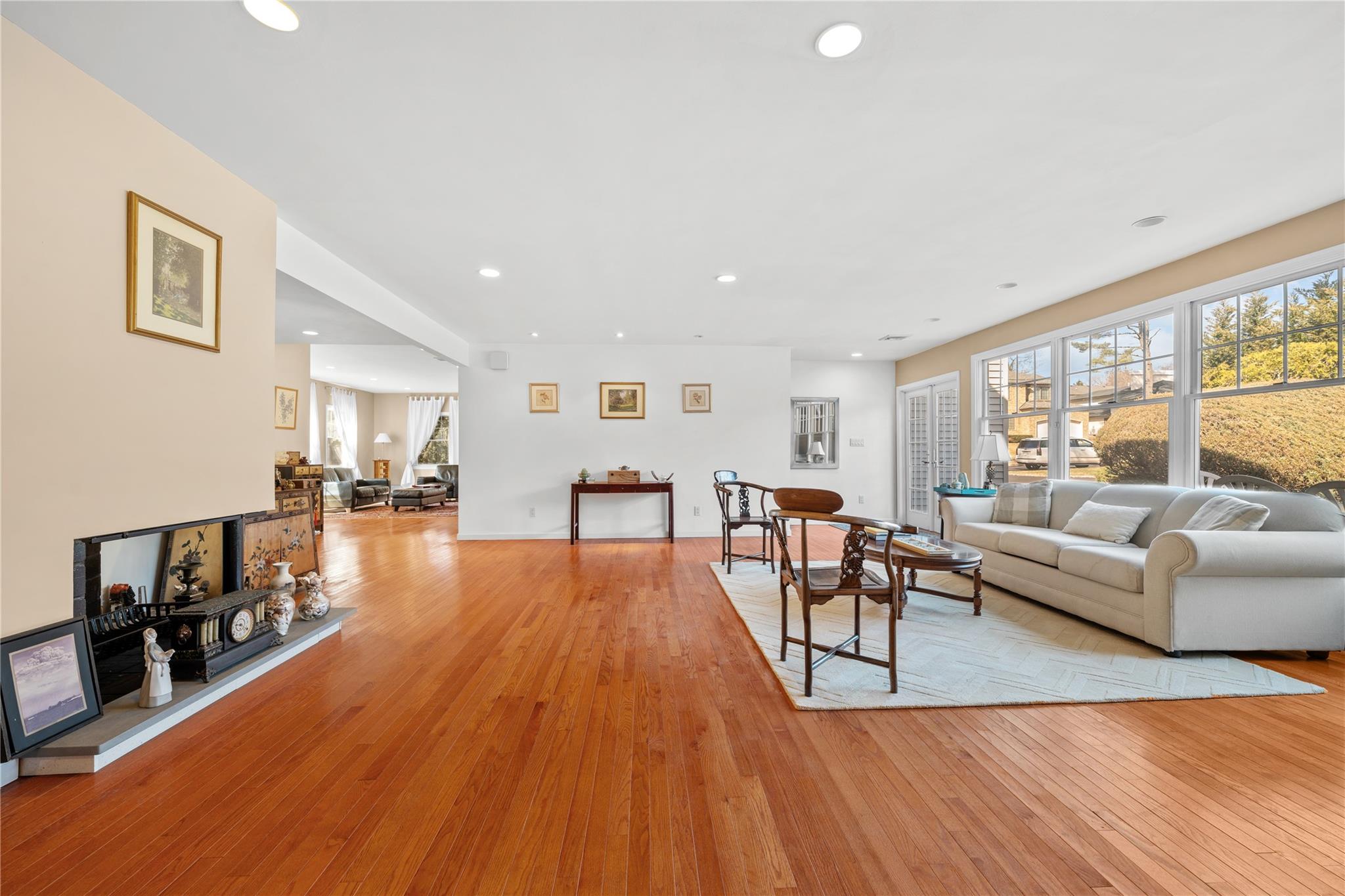 19 Strawberry Lane, Roslyn Heights, NY 11577