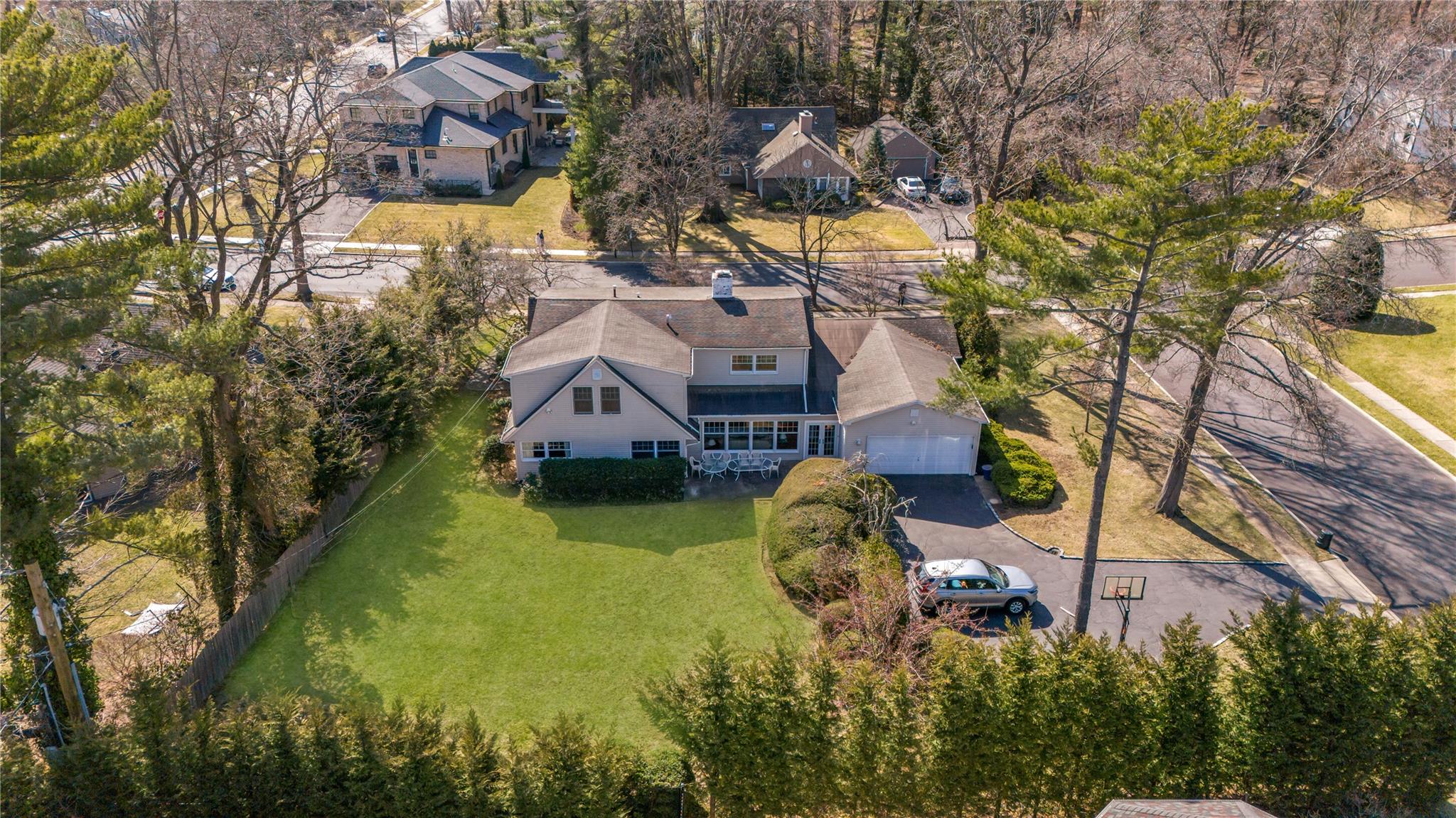 19 Strawberry Lane, Roslyn Heights, NY 11577