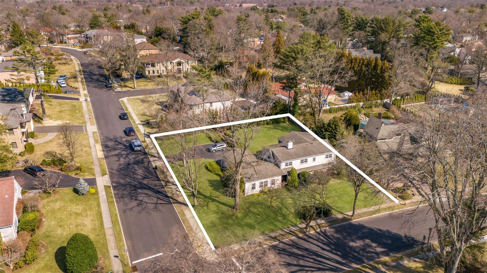 19 Strawberry Lane, Roslyn Heights, NY 11577