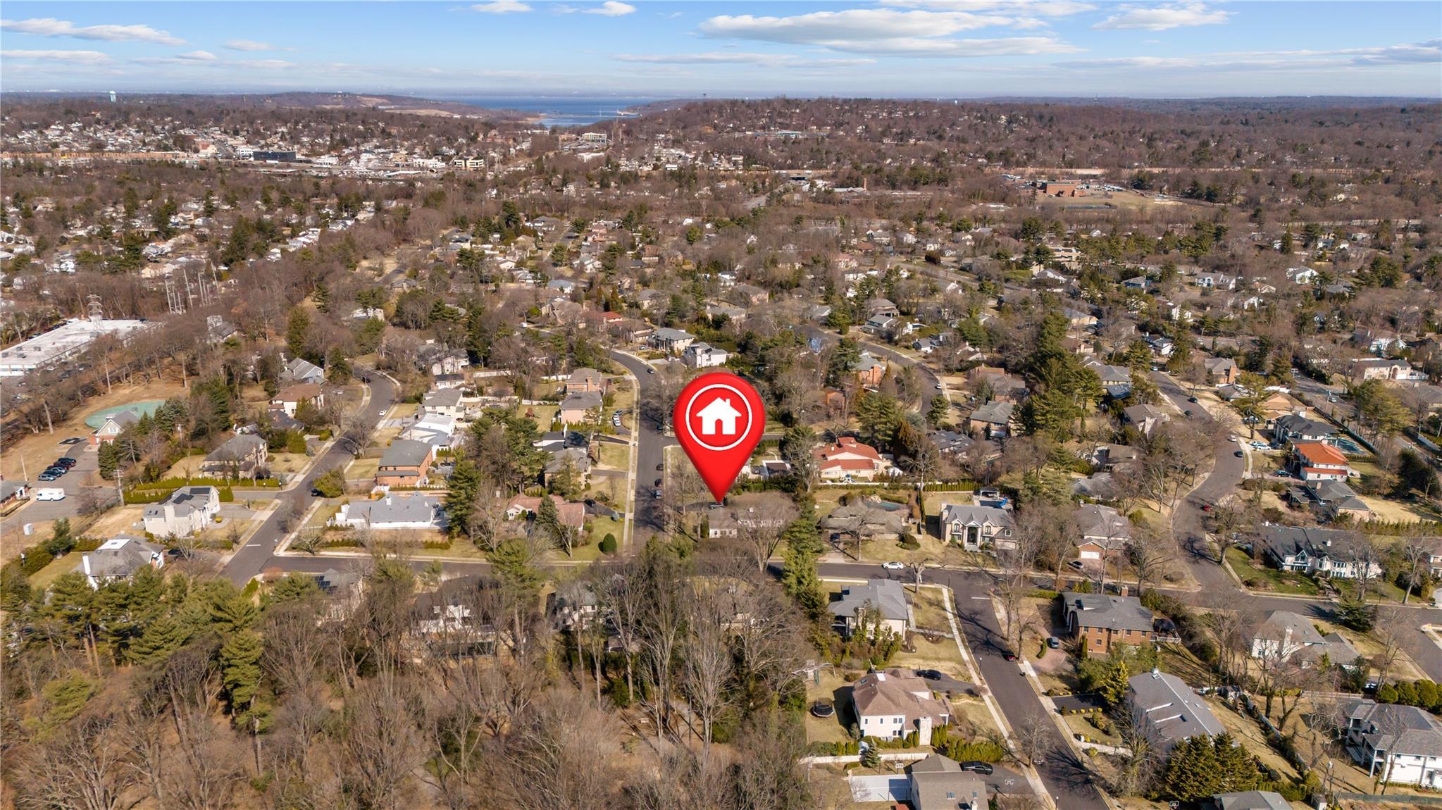 19 Strawberry Lane, Roslyn Heights, NY 11577