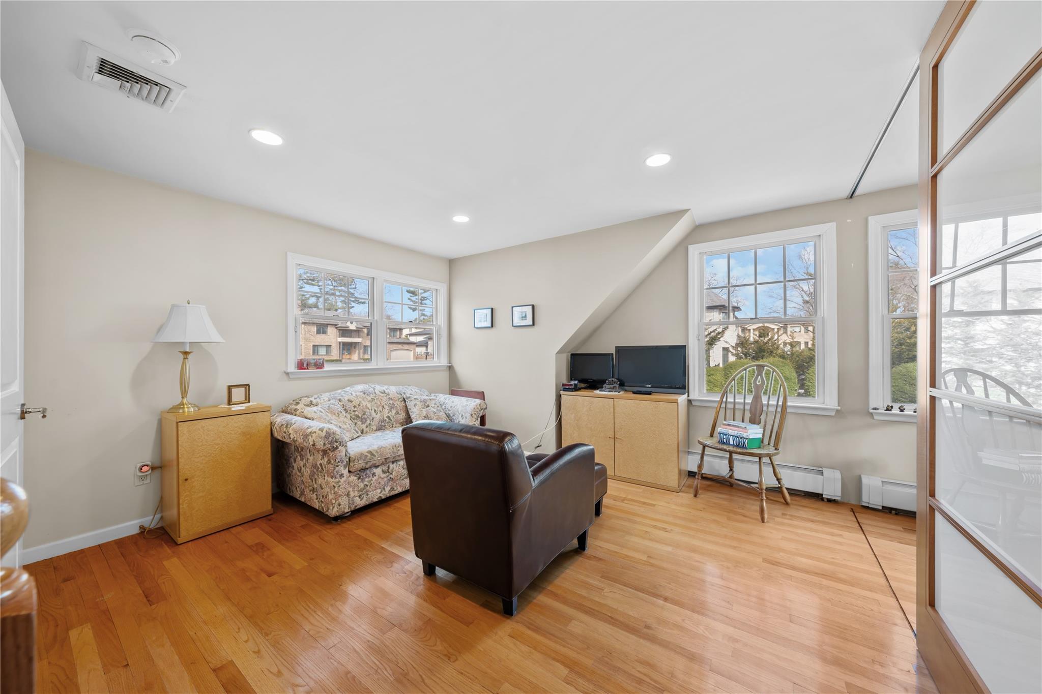 19 Strawberry Lane, Roslyn Heights, NY 11577