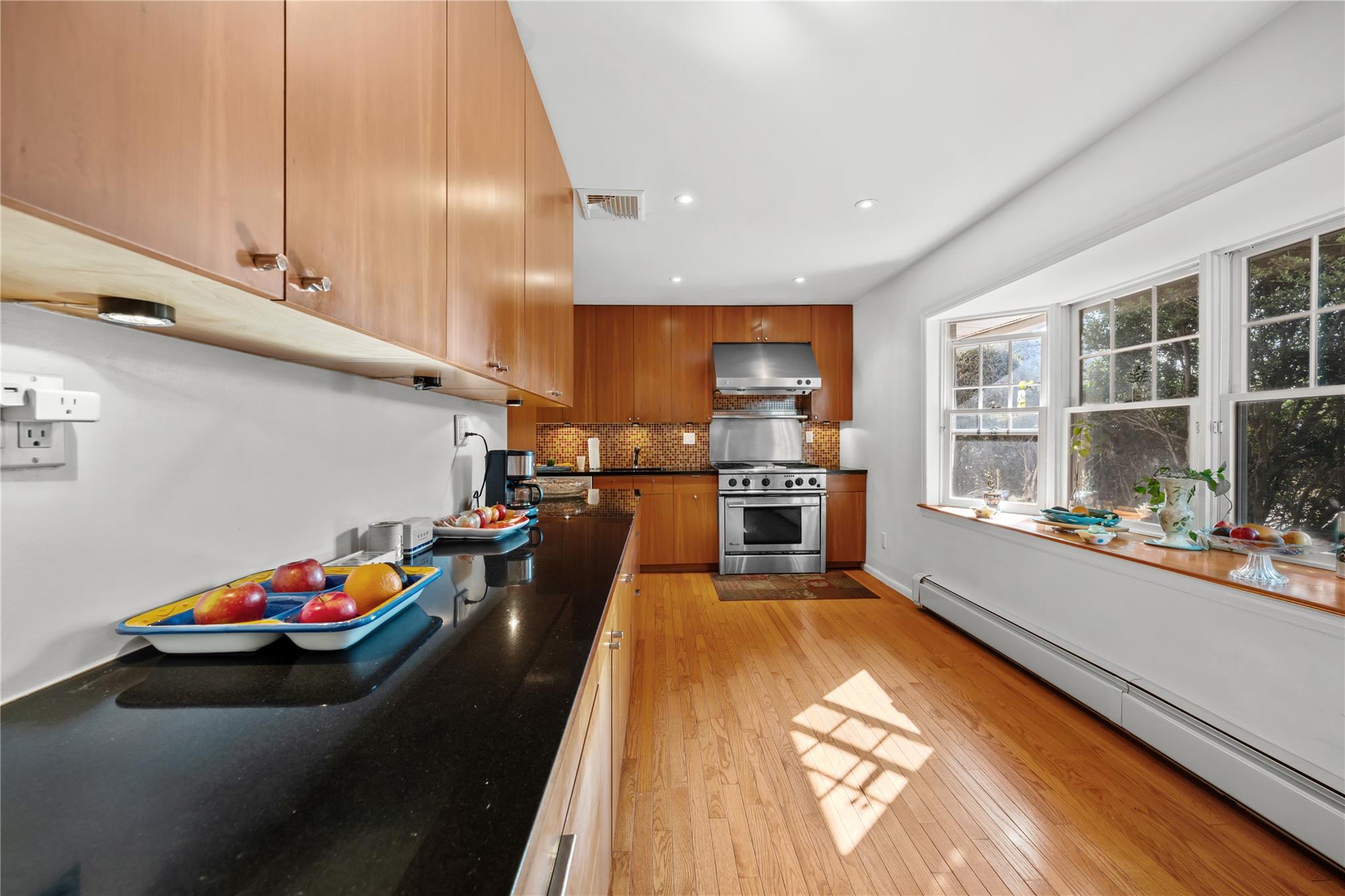 19 Strawberry Lane, Roslyn Heights, NY 11577