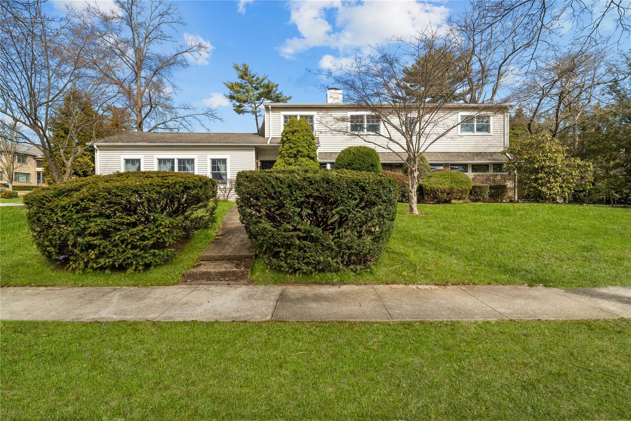 19 Strawberry Lane, Roslyn Heights, NY 11577