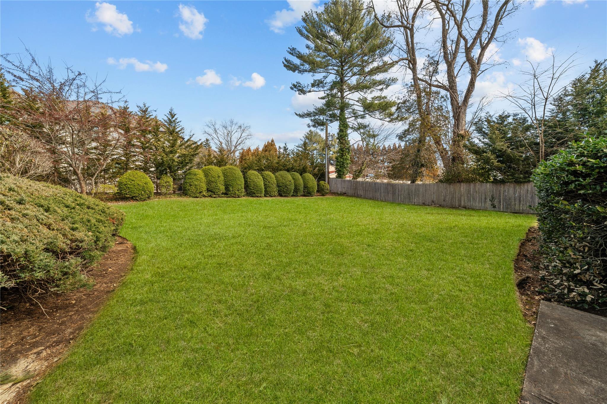 19 Strawberry Lane, Roslyn Heights, NY 11577