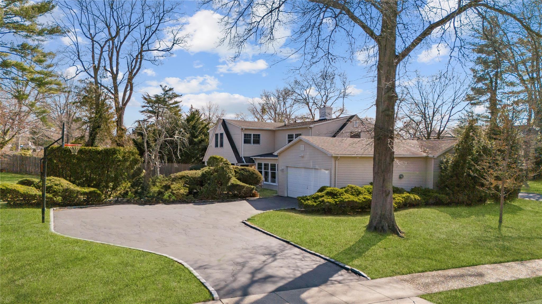 19 Strawberry Lane, Roslyn Heights, NY 11577