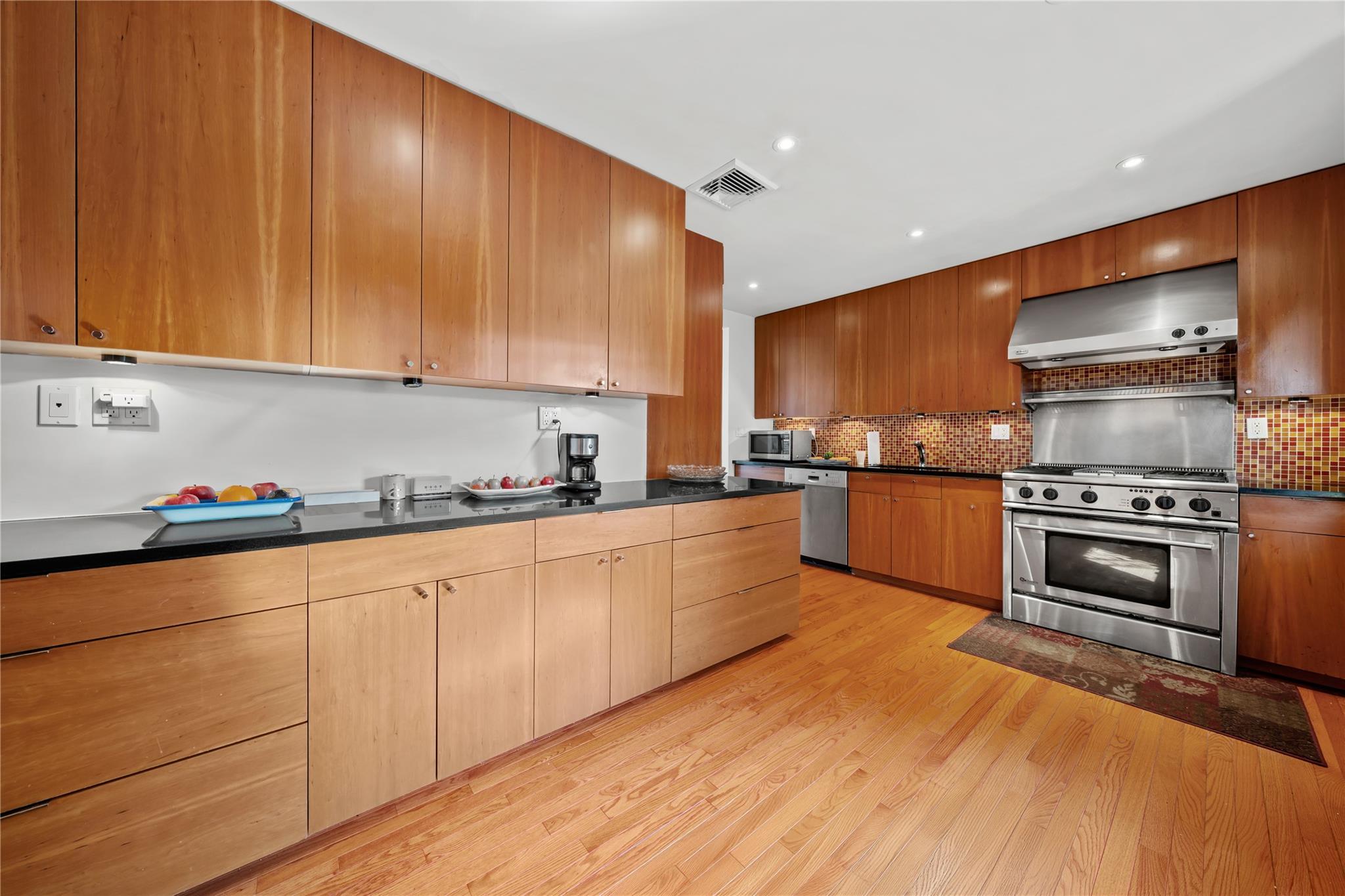 19 Strawberry Lane, Roslyn Heights, NY 11577