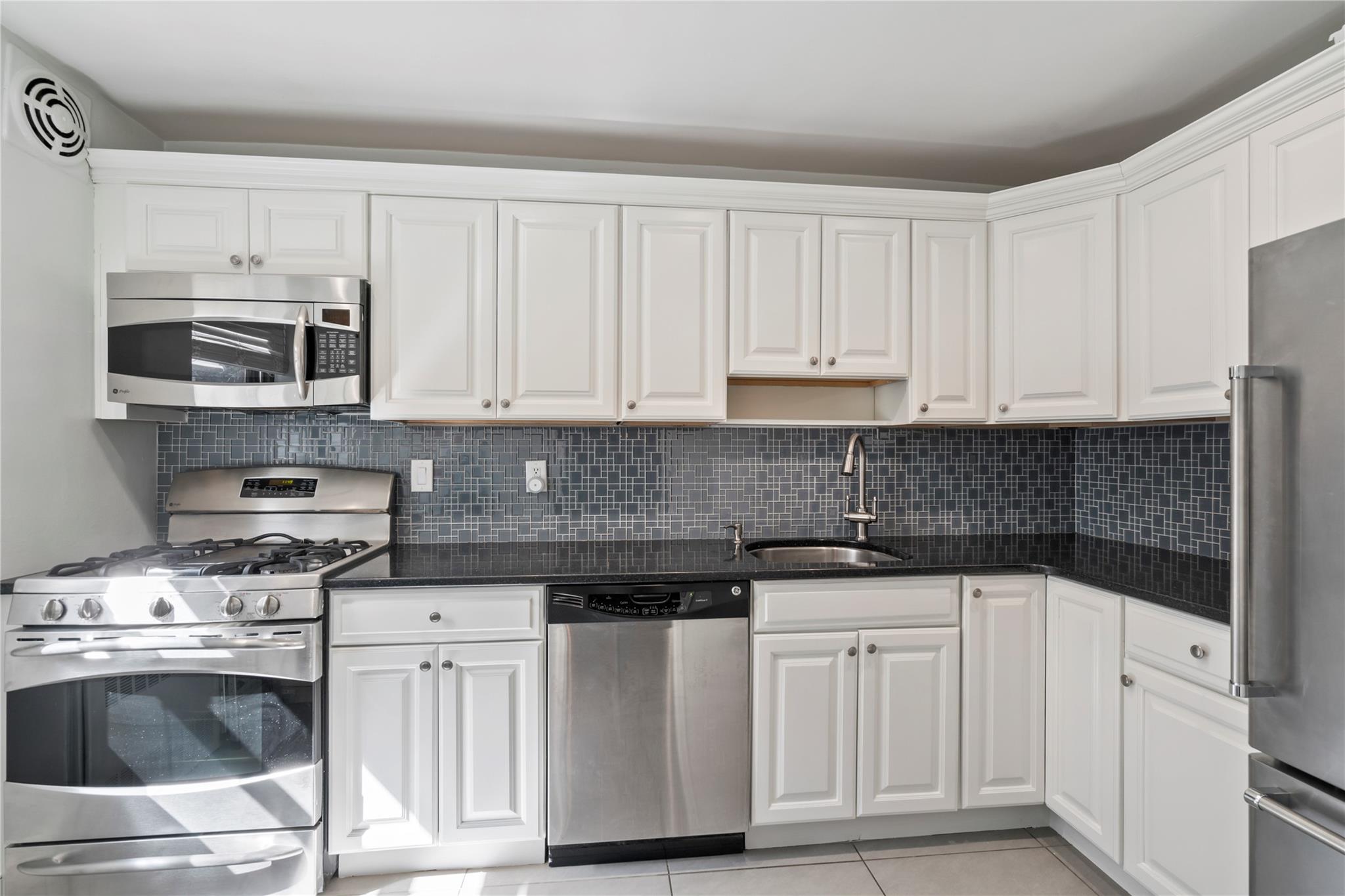 50 Brompton Road # 1T, Great Neck, NY 11021