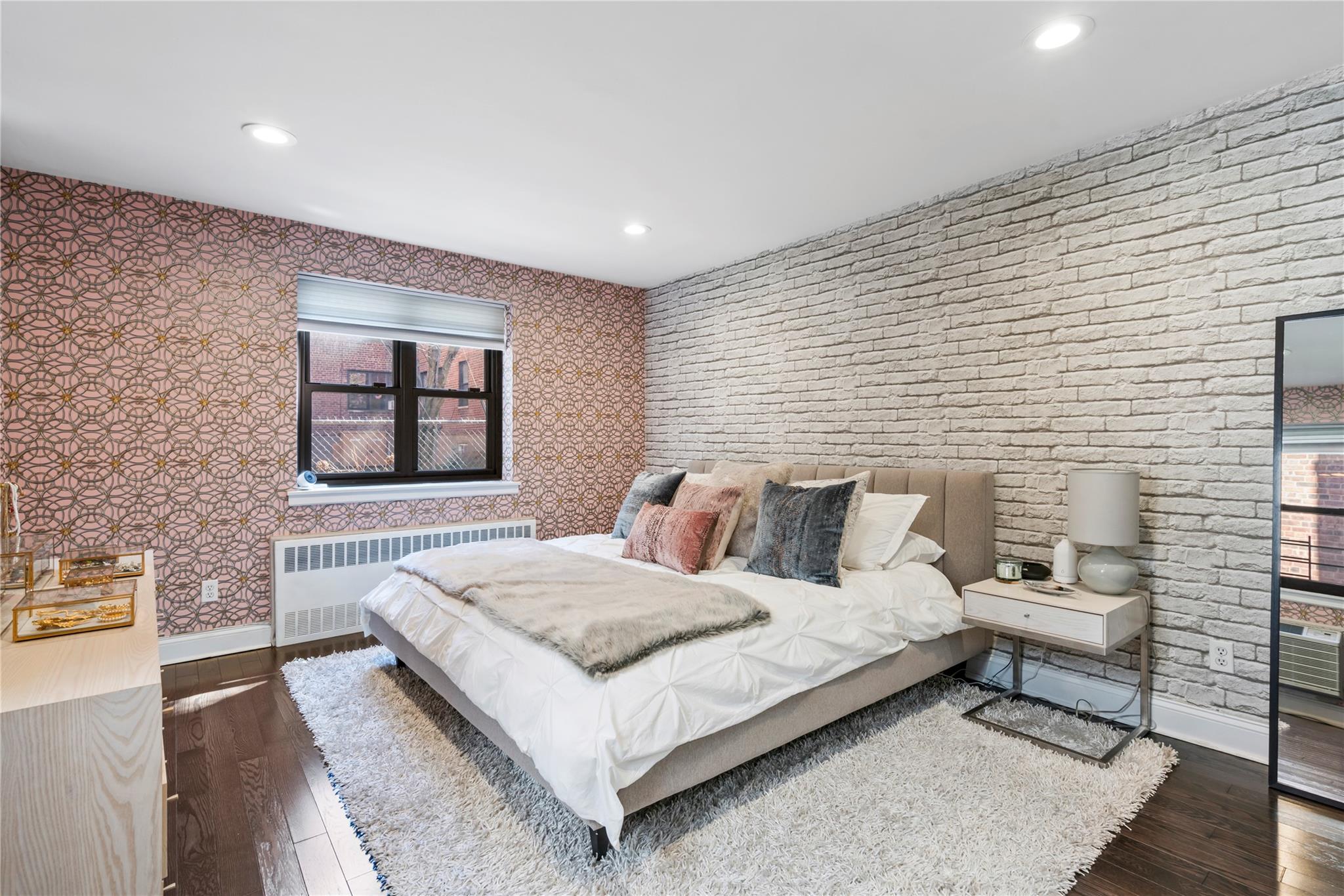 50 Brompton Road # 1T, Great Neck, NY 11021