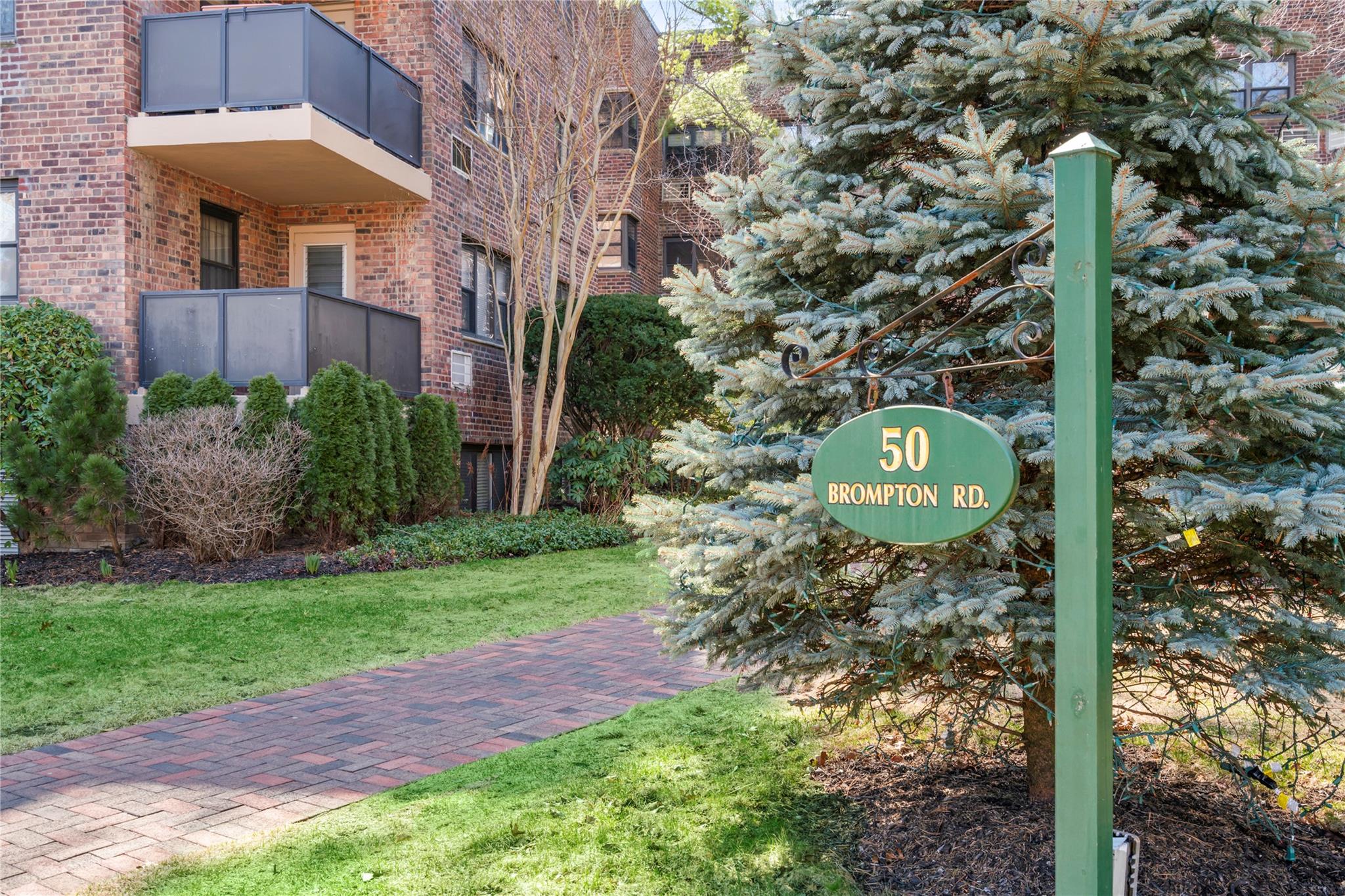 50 Brompton Road # 1T, Great Neck, NY 11021