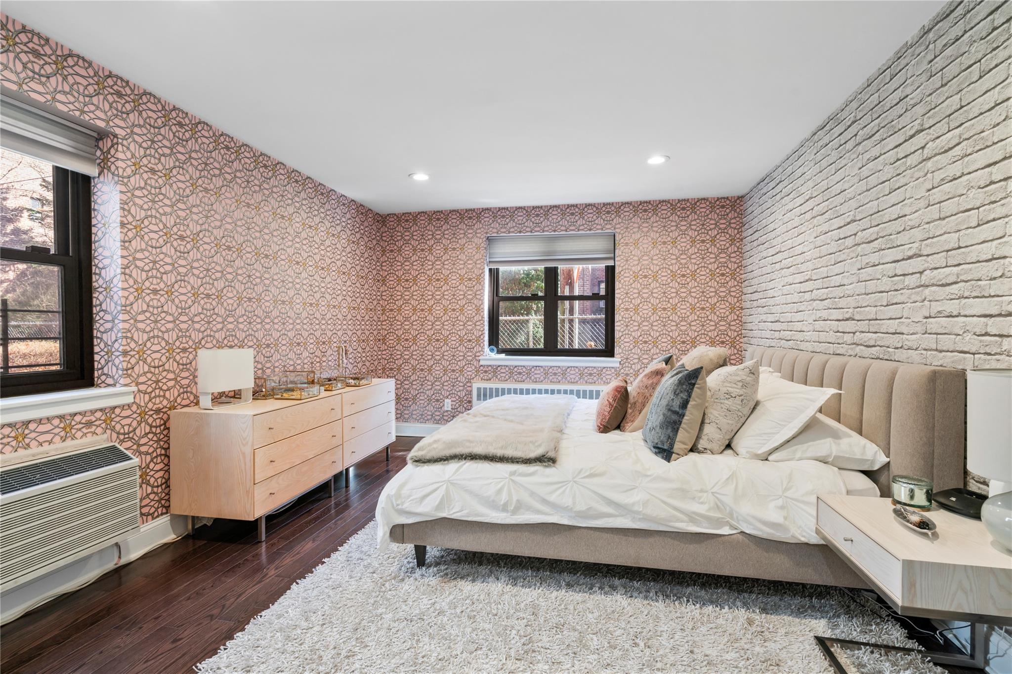 50 Brompton Road # 1T, Great Neck, NY 11021