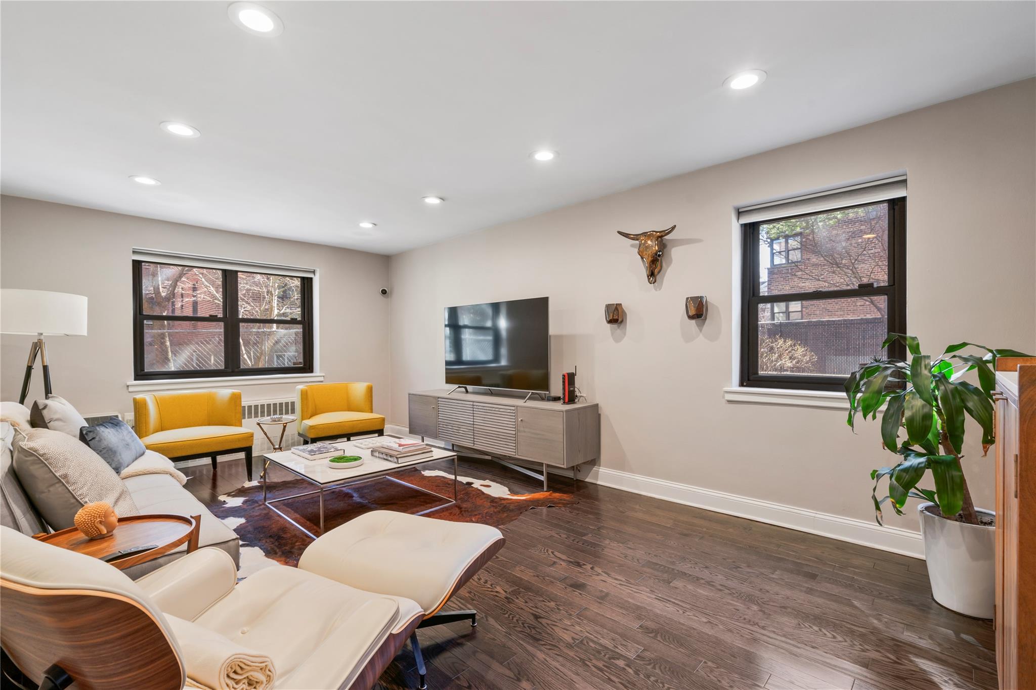 50 Brompton Road # 1T, Great Neck, NY 11021