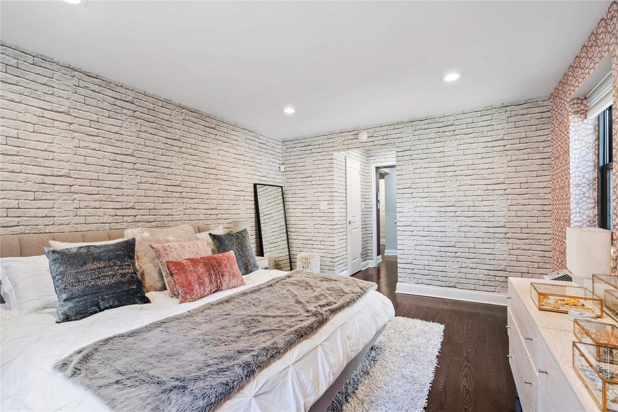 50 Brompton Road # 1T, Great Neck, NY 11021