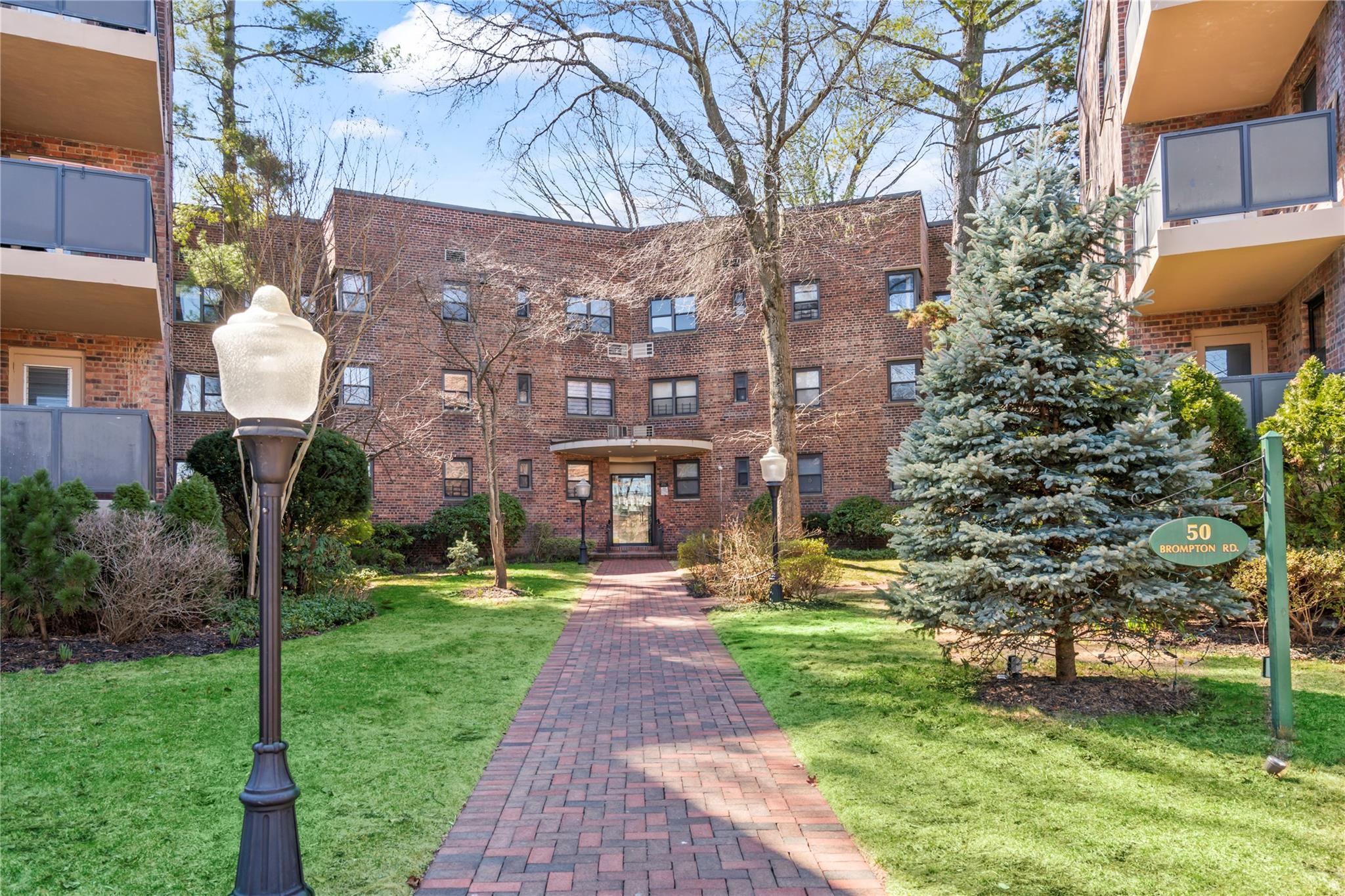 50 Brompton Road # 1T, Great Neck, NY 11021