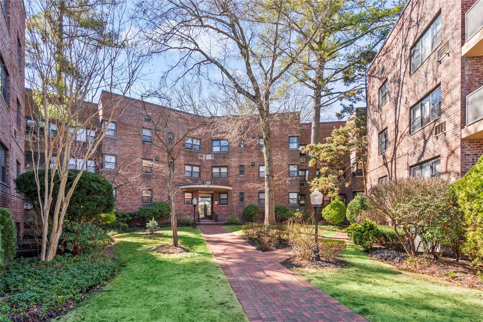 50 Brompton Road # 1T, Great Neck, NY 11021