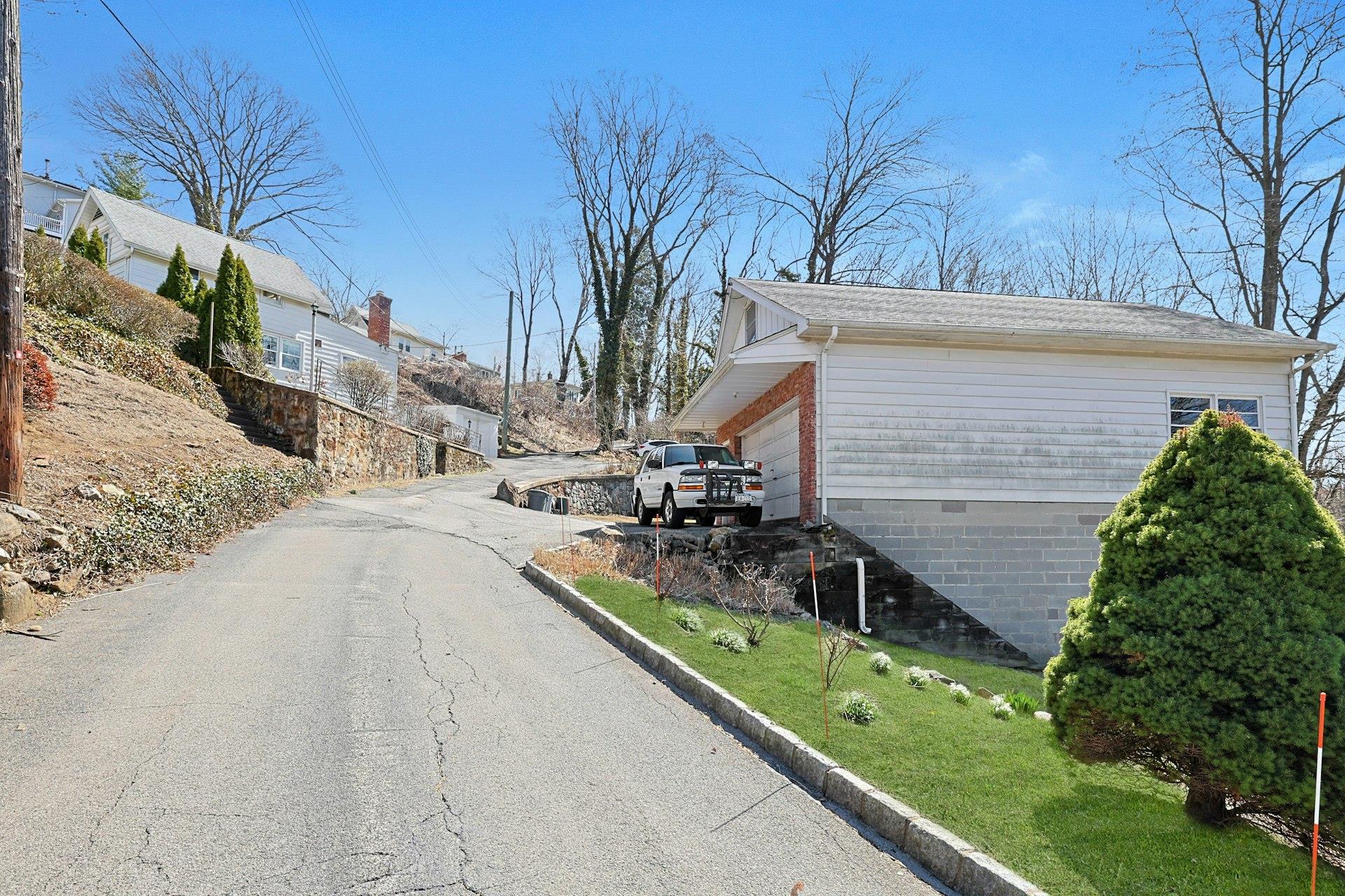 24 Burnsdale Avenue, Valhalla, NY 10595