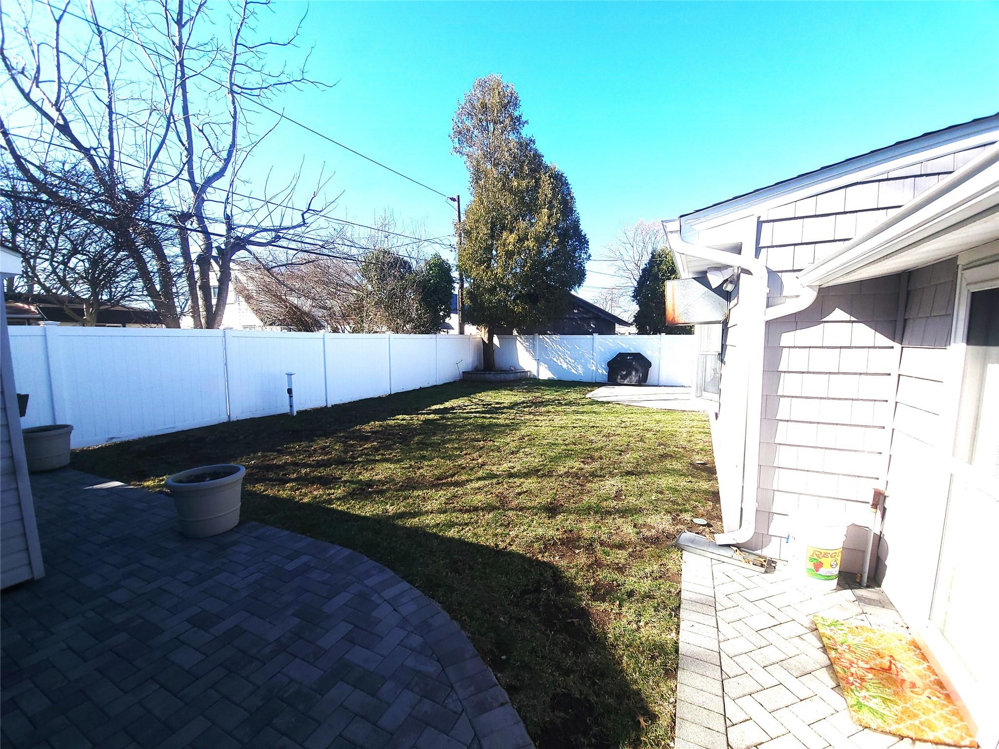 18 Apollo Lane, Hicksville, NY 11801