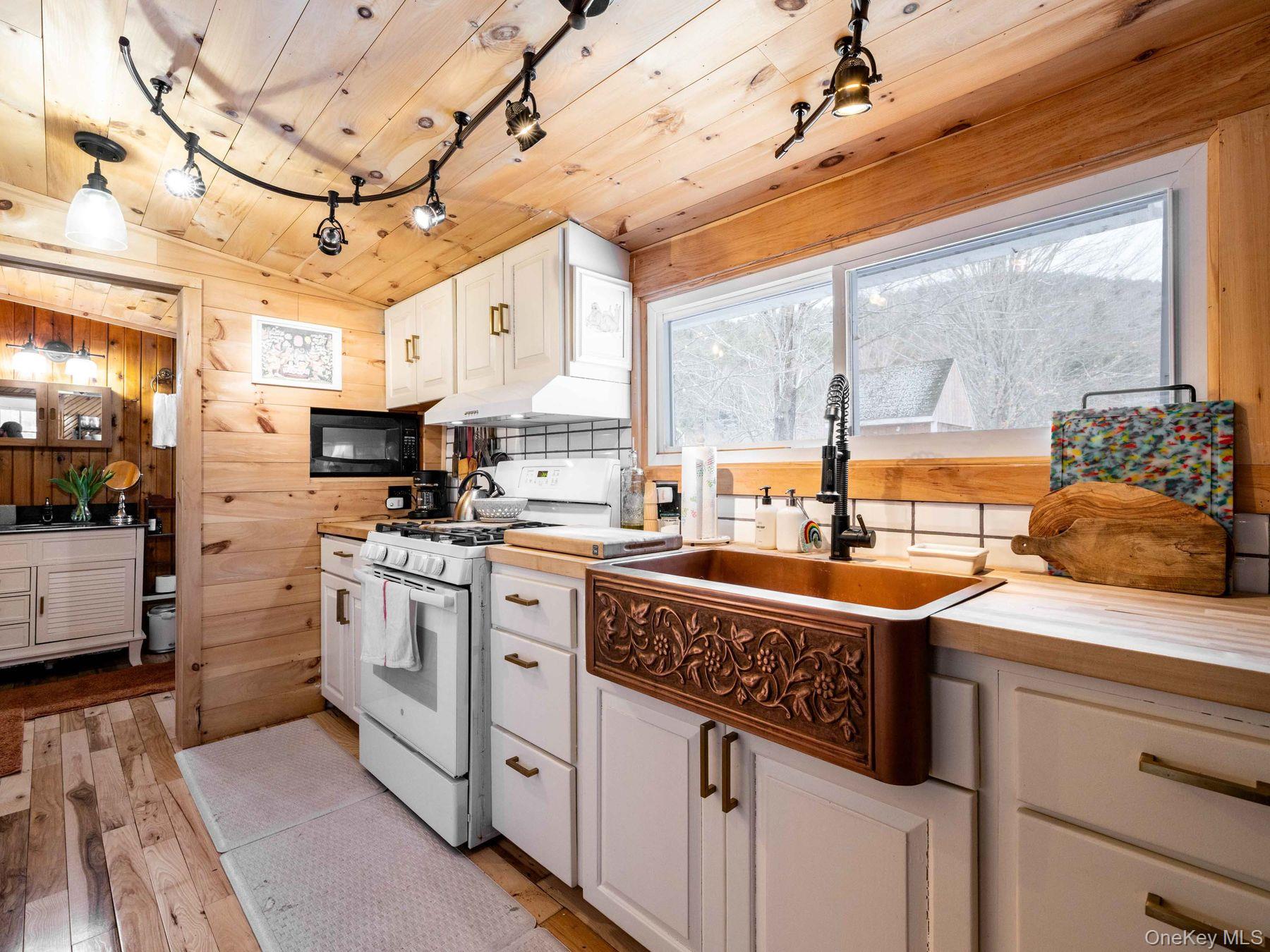 1232 Route 990 V, Gilboa, NY 12076