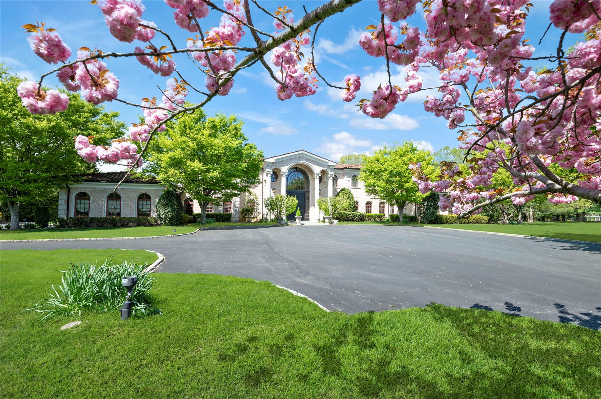 8 Tatem Way, Old Westbury, NY 11568