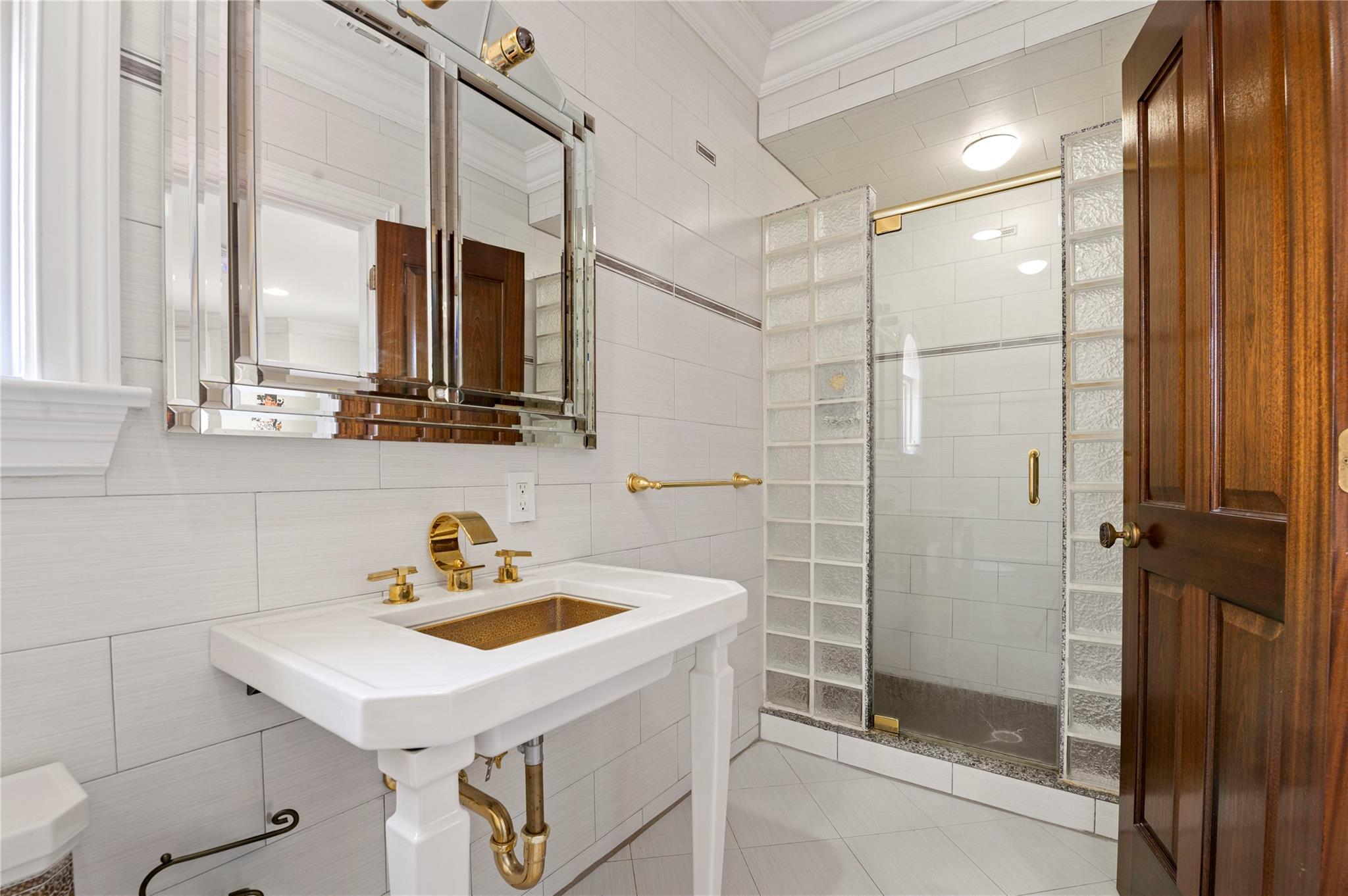 8 Tatem Way, Old Westbury, NY 11568