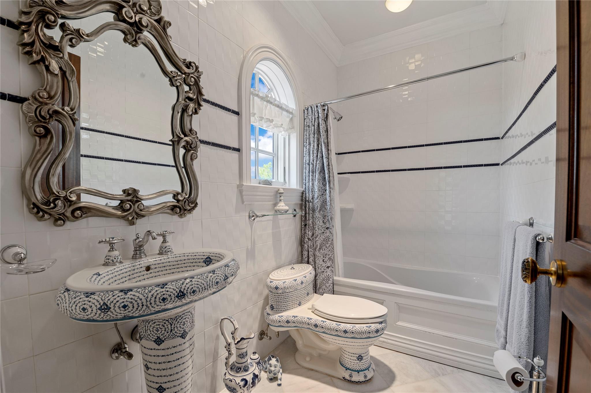 8 Tatem Way, Old Westbury, NY 11568