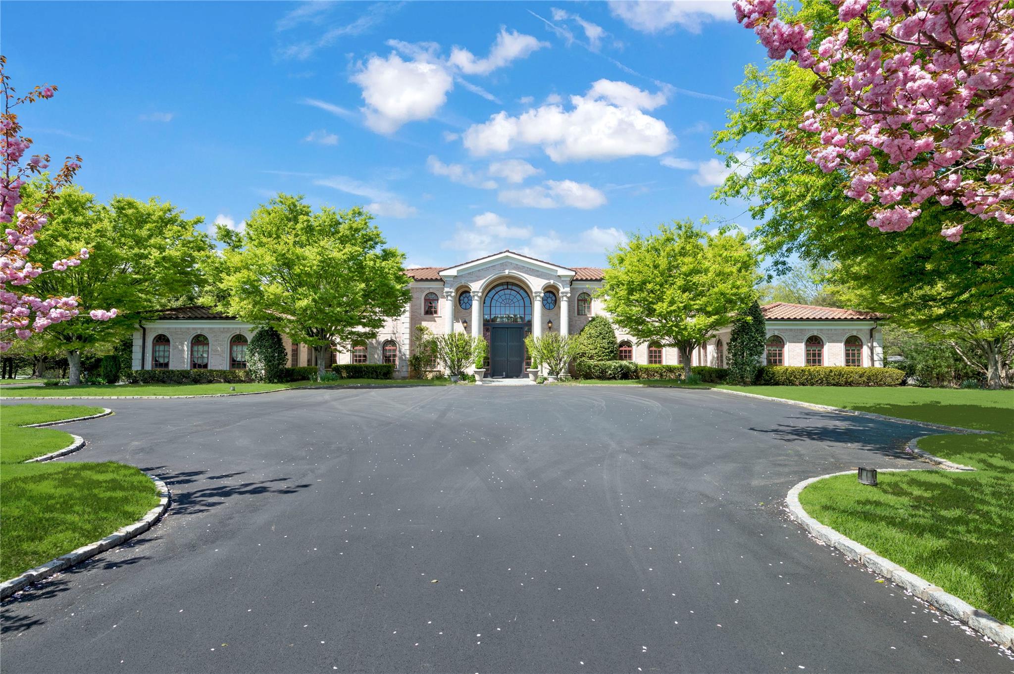 8 Tatem Way, Old Westbury, NY 11568