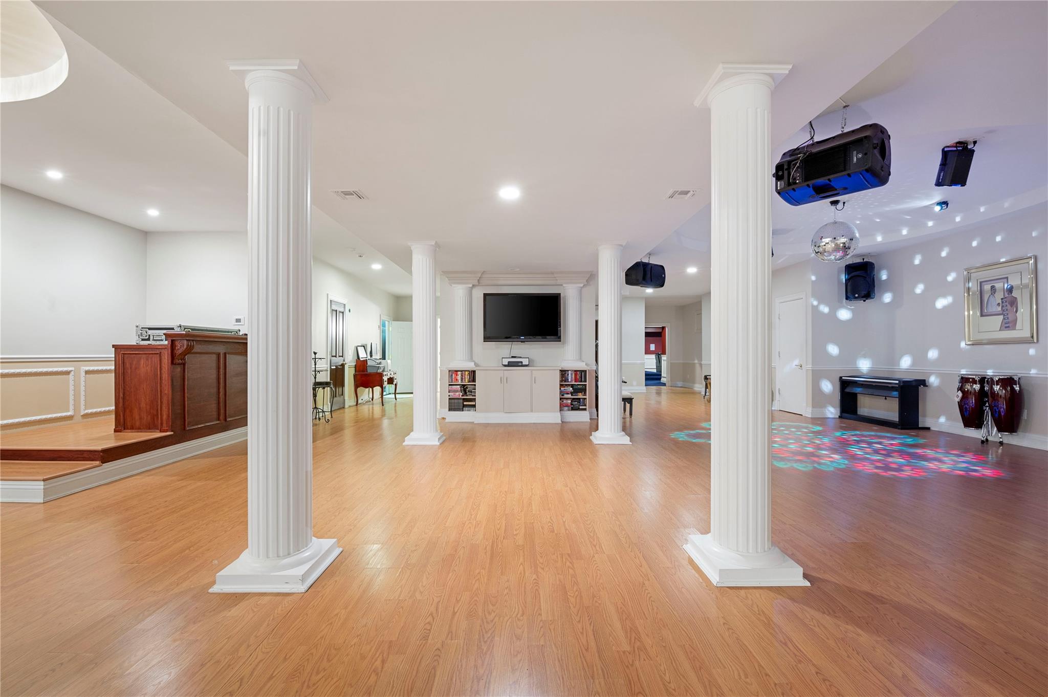 8 Tatem Way, Old Westbury, NY 11568