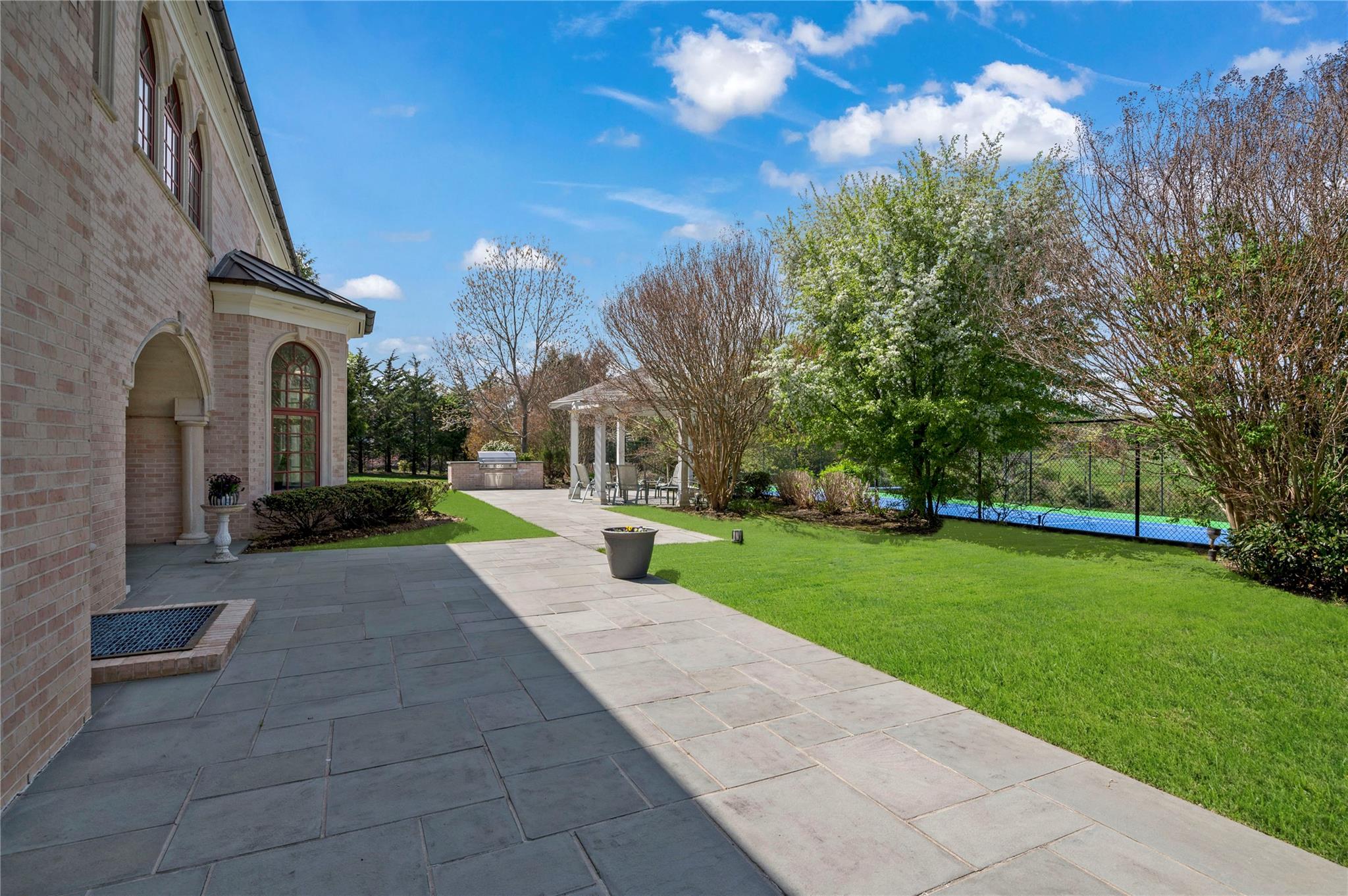 8 Tatem Way, Old Westbury, NY 11568