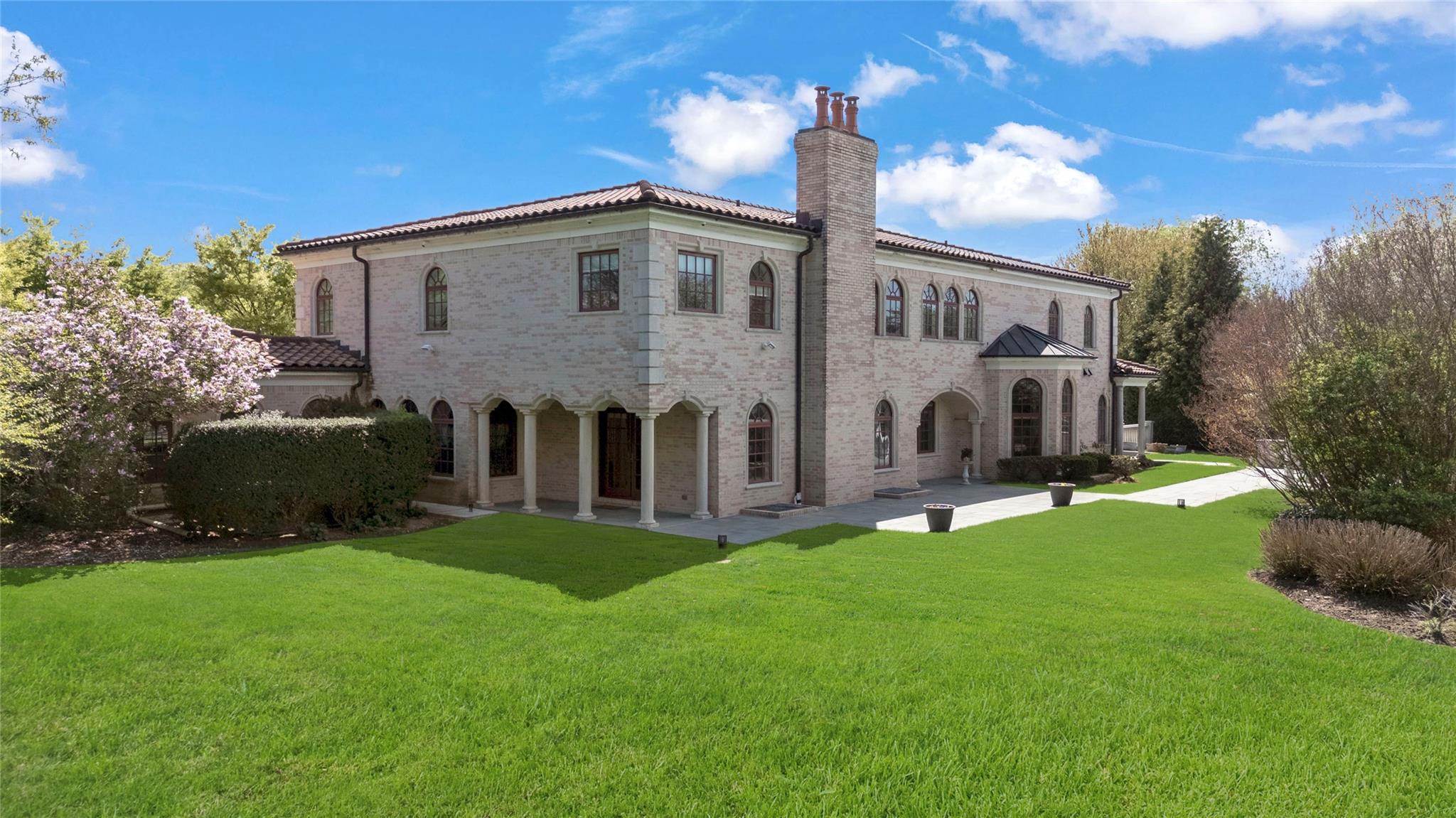 8 Tatem Way, Old Westbury, NY 11568