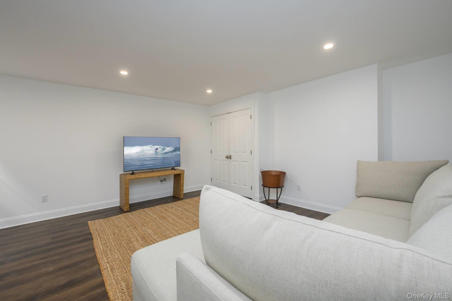 25 Oldfield Road, Southampton, NY 11968