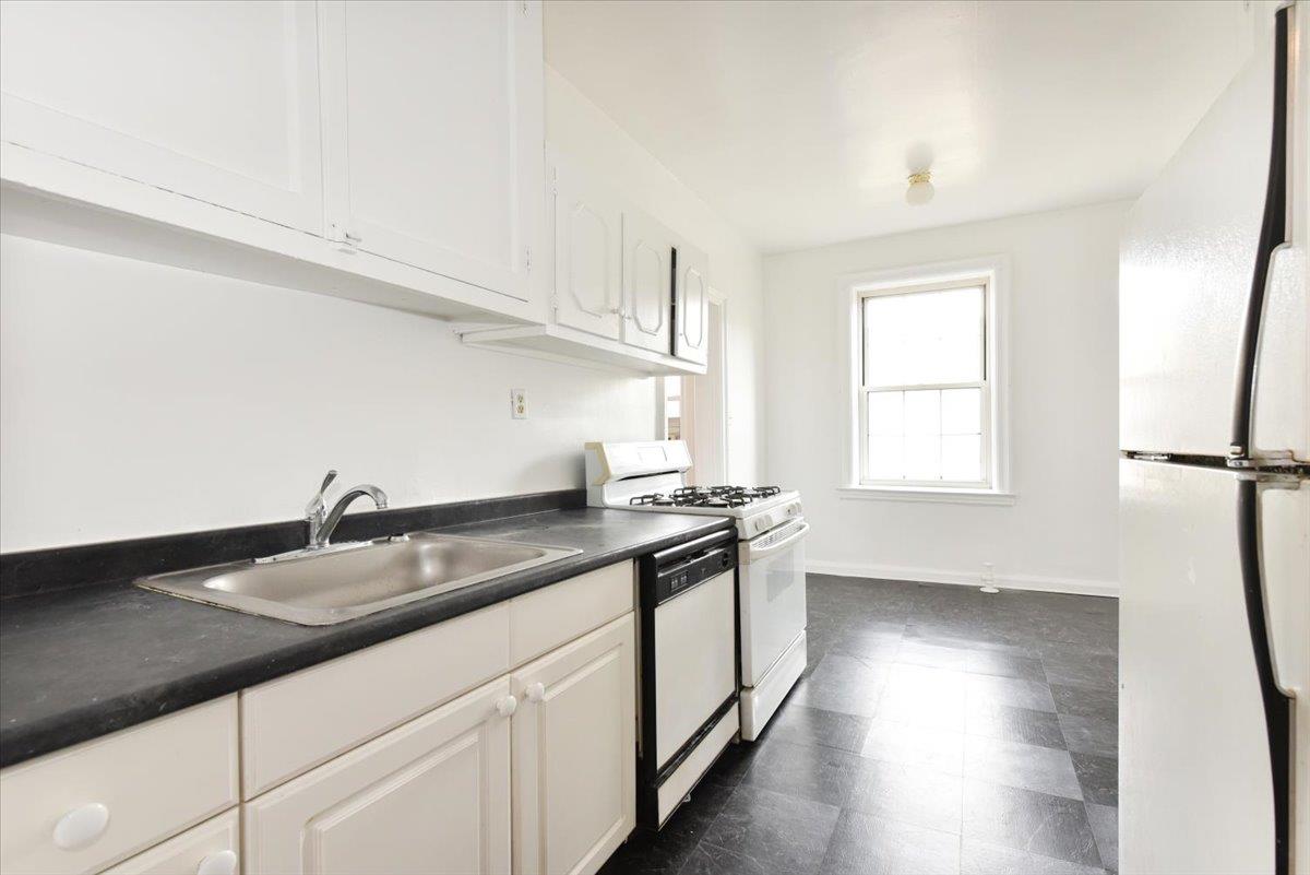 4 Maple Drive # 6-J, Great Neck, NY 11021