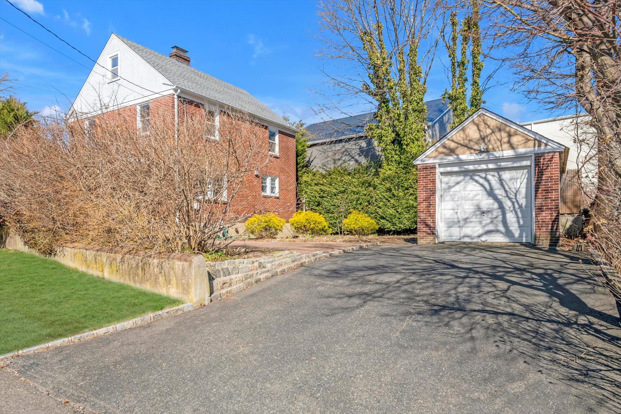 16 Avenue A, Port Washington, NY 11050