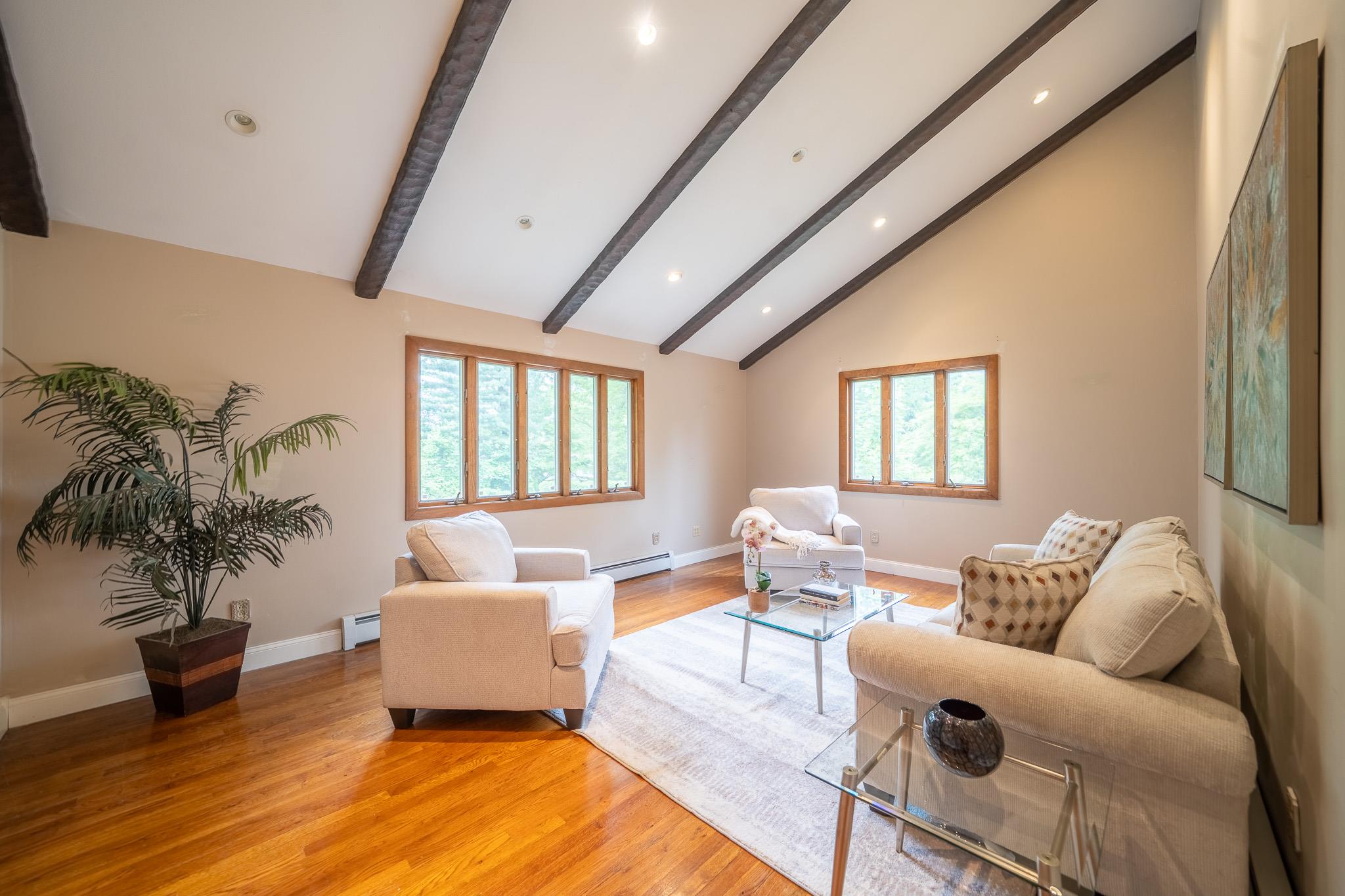 10 Hickory Lane, Glen Cove, NY 11542