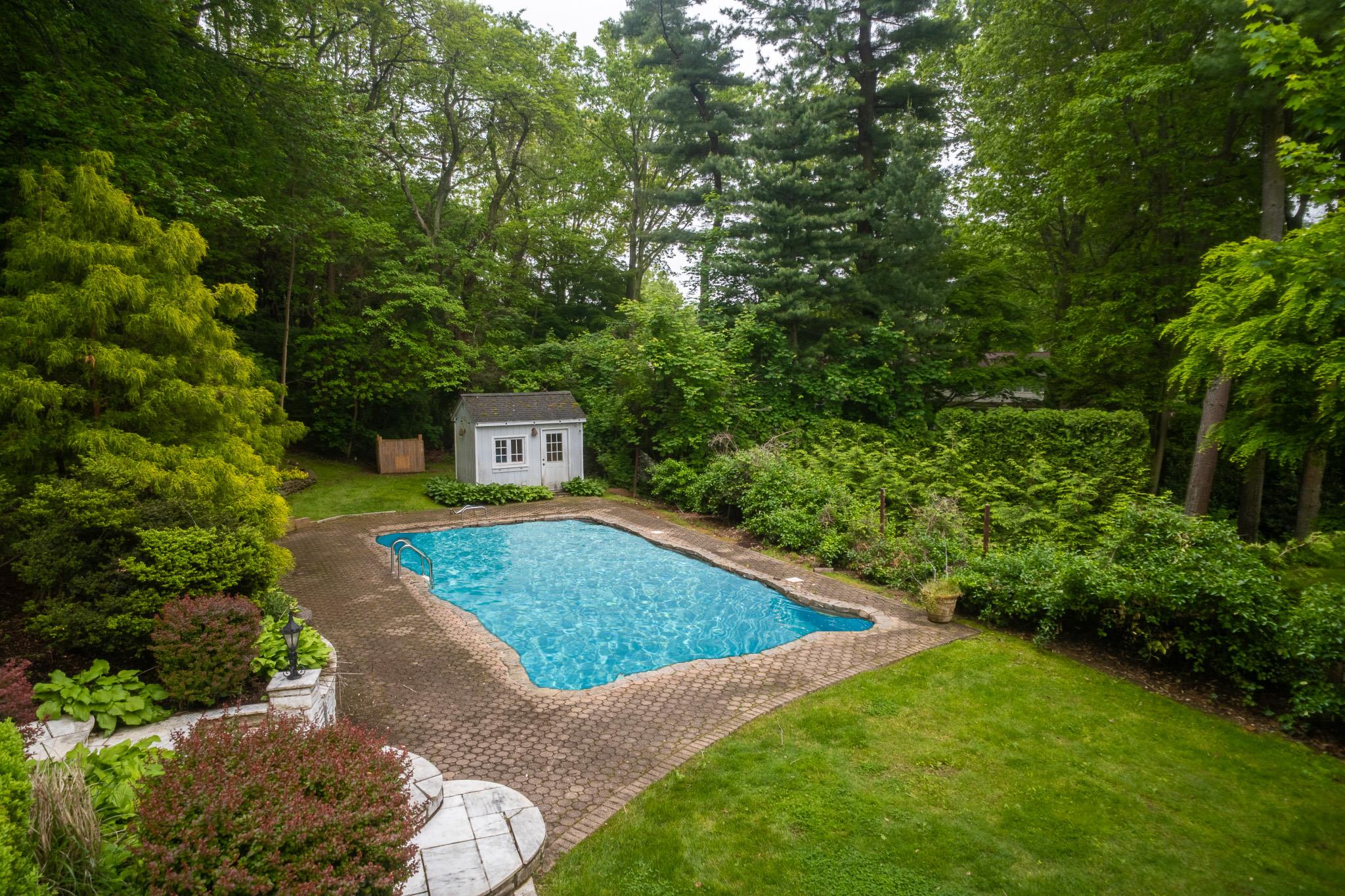 10 Hickory Lane, Glen Cove, NY 11542