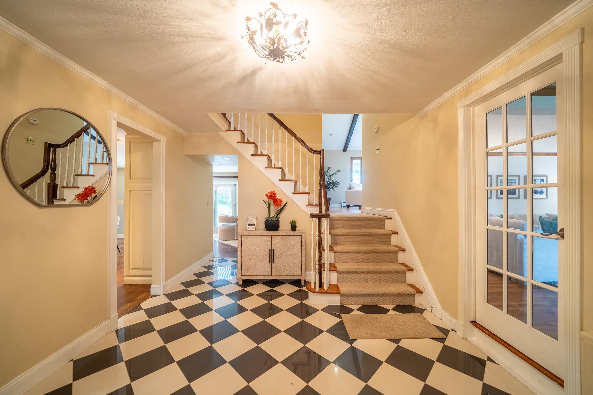 10 Hickory Lane, Glen Cove, NY 11542