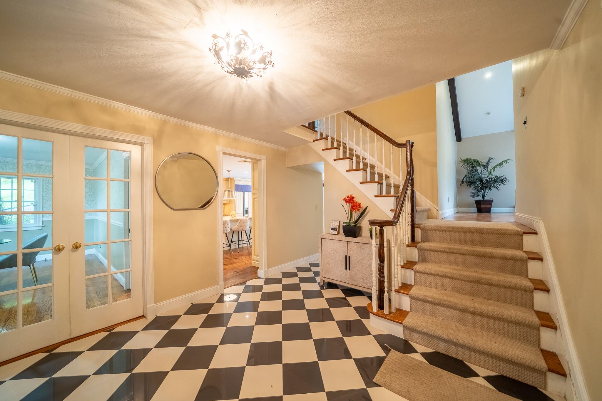 10 Hickory Lane, Glen Cove, NY 11542