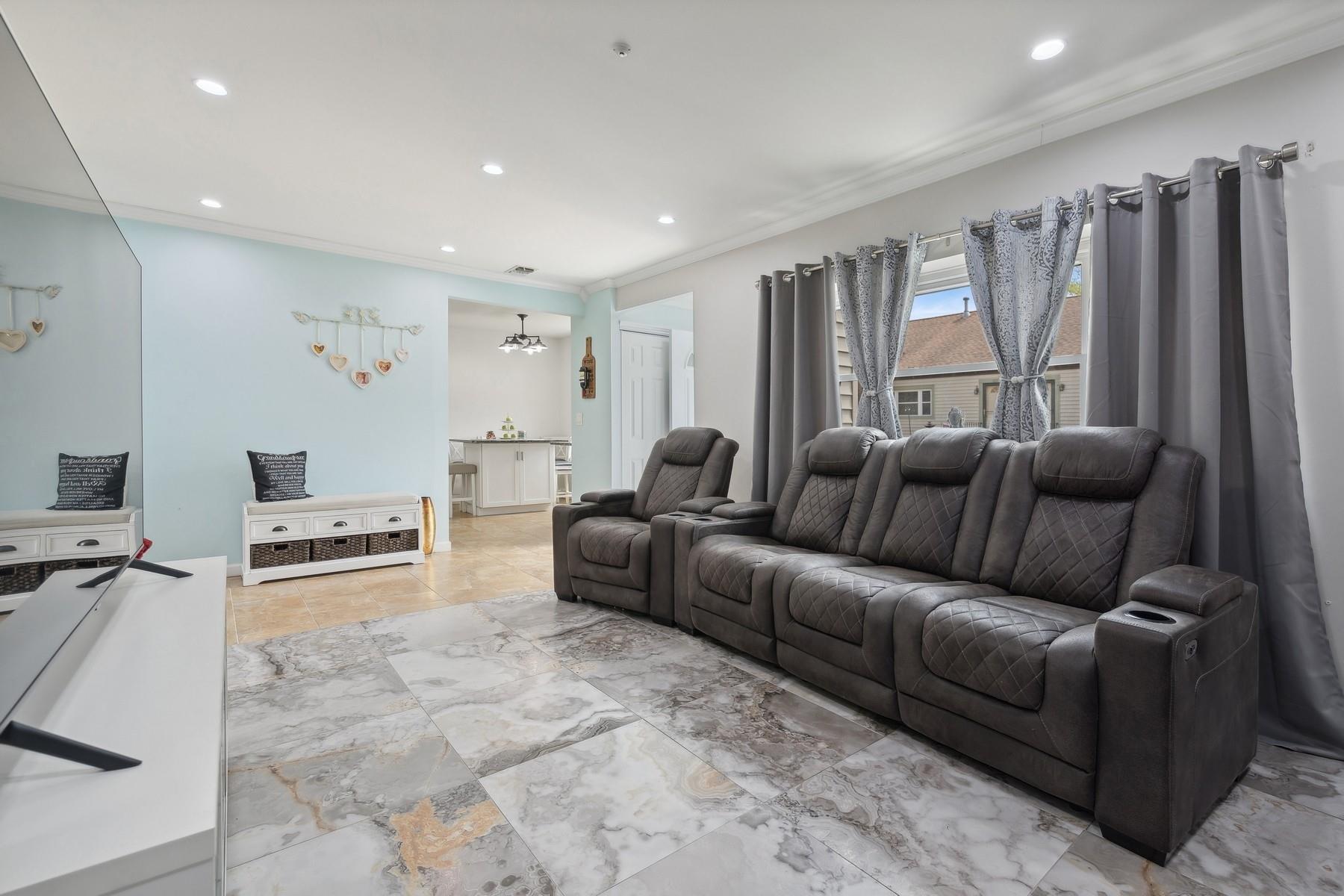 605 Lake Court # 605, Middle Island, NY 11953