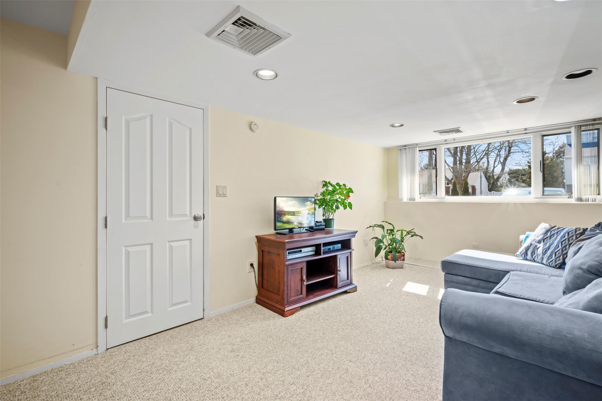 9 Tennyson Place, Greenlawn, NY 11740