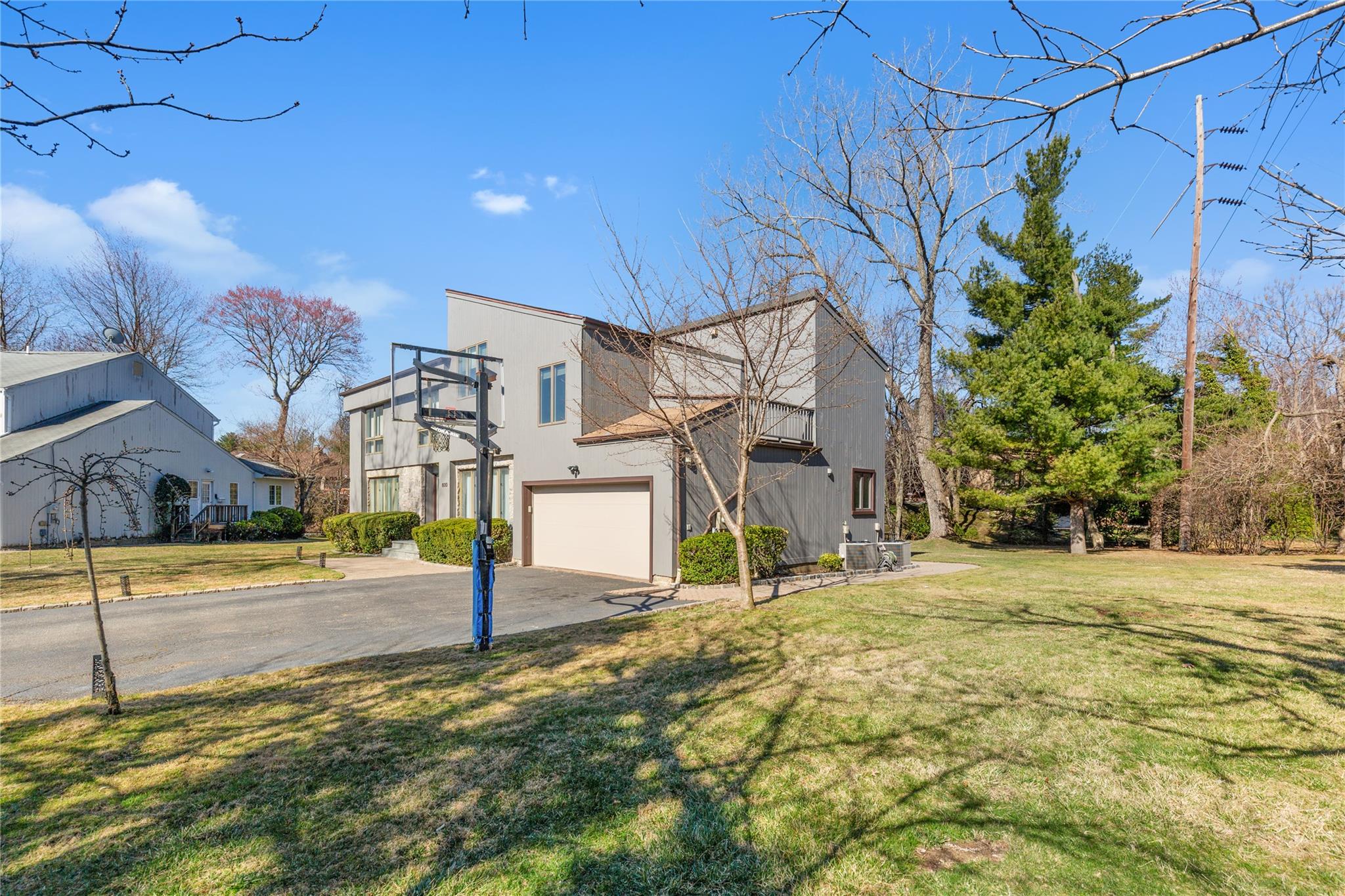 600 Oak Ridge Lane, Albertson, NY 11507