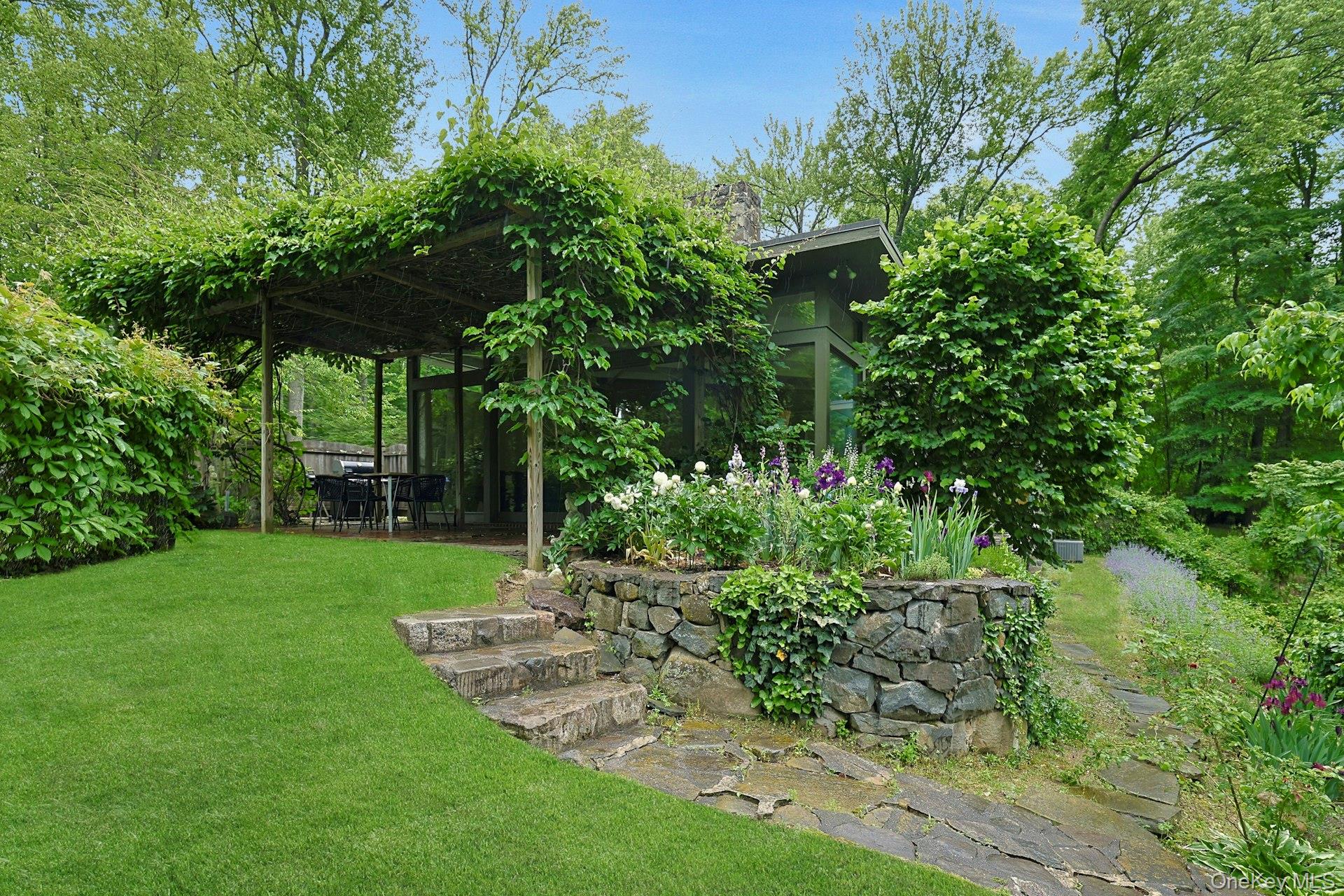 21 Woods Road, Palisades, NY 10964