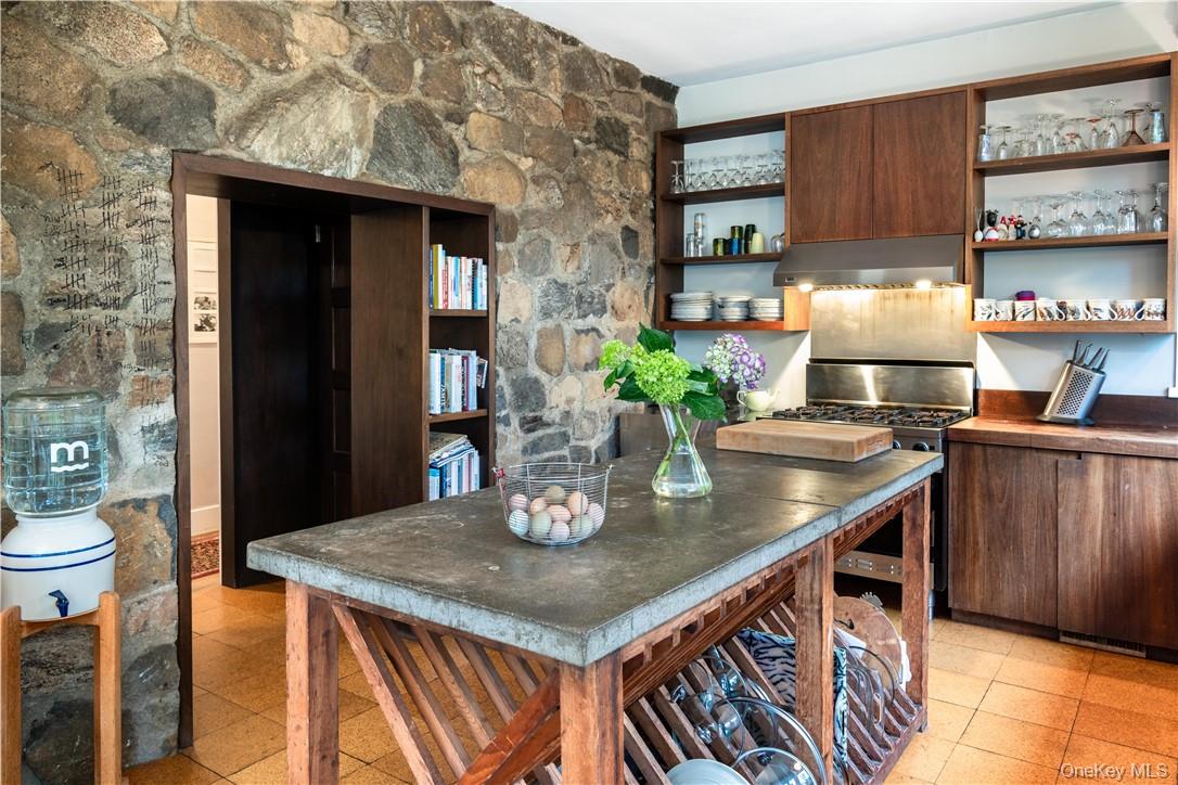 21 Woods Road, Palisades, NY 10964