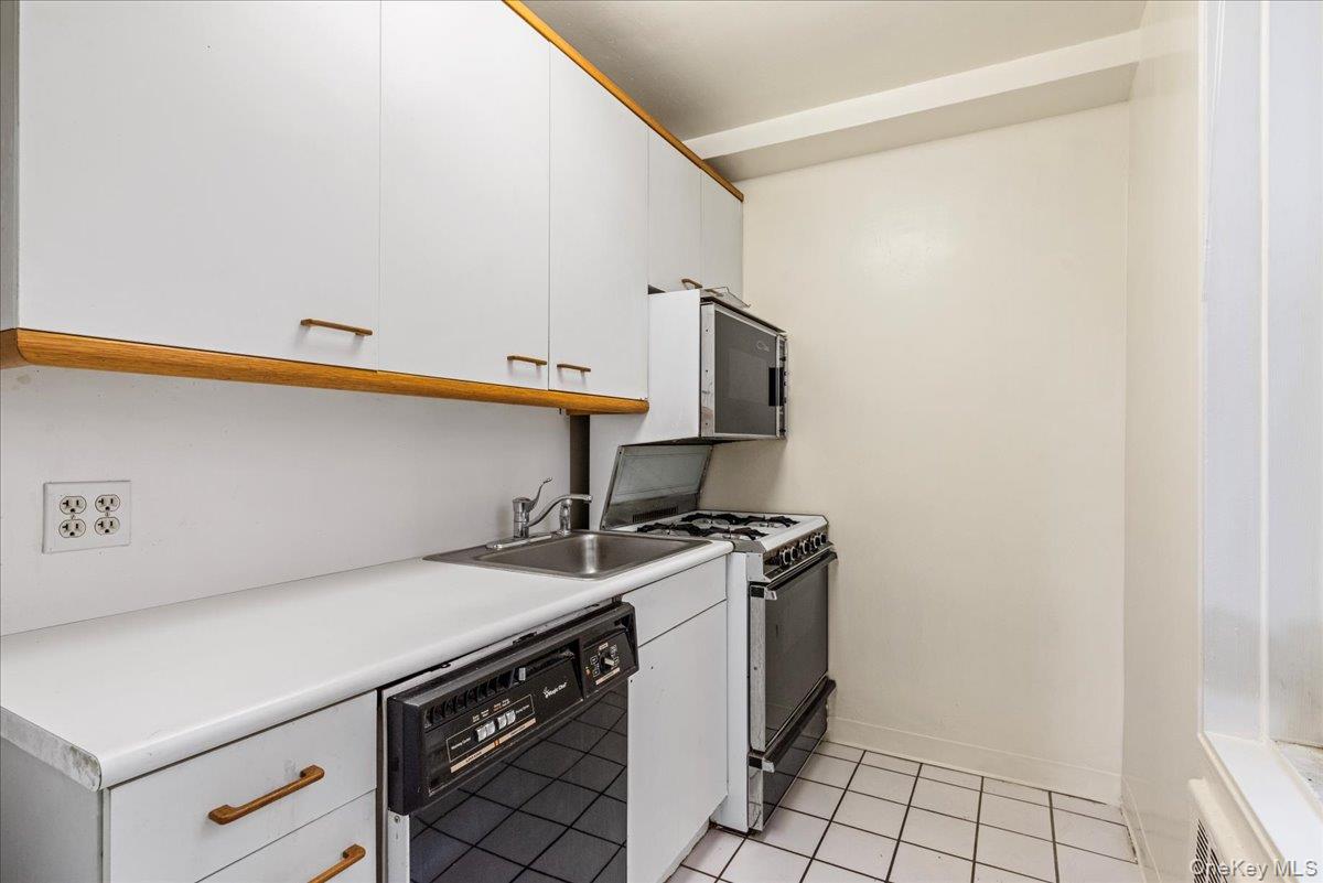 140-18 Burden Crescent # 106, Briarwood, NY 11435