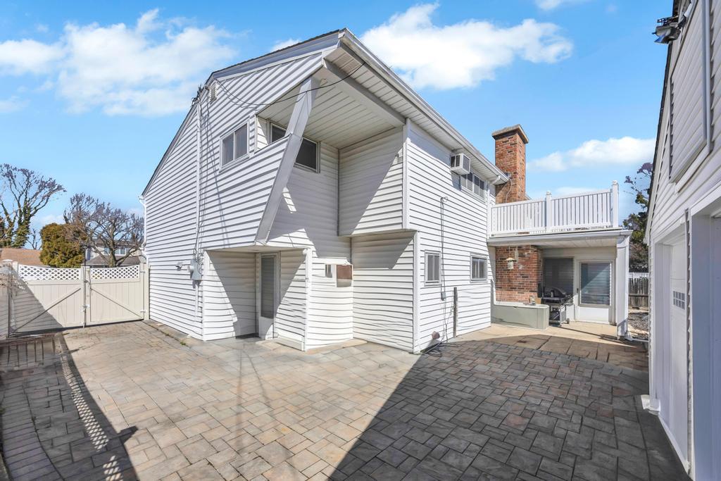 38 Cliff Lane, Levittown, NY 11756