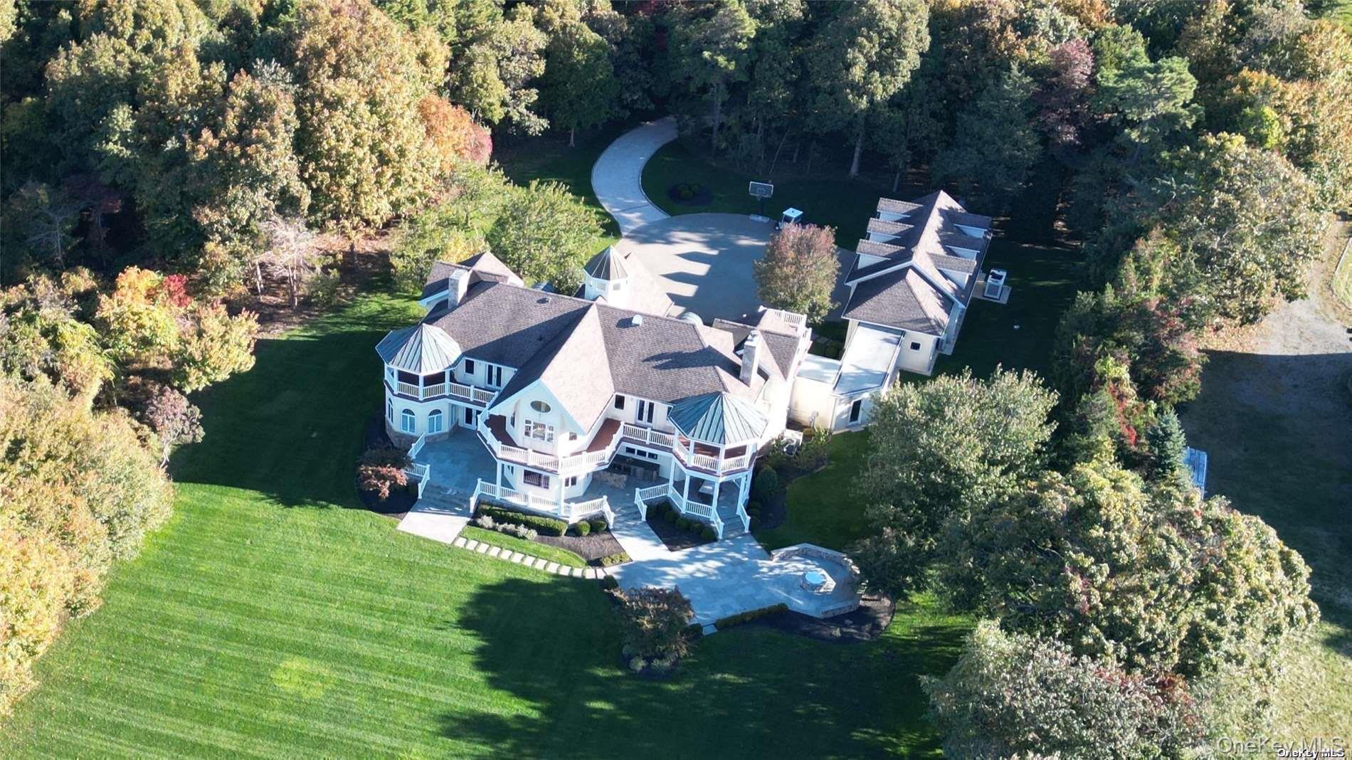 22 Old Neck Road S, Center Moriches, NY 11934