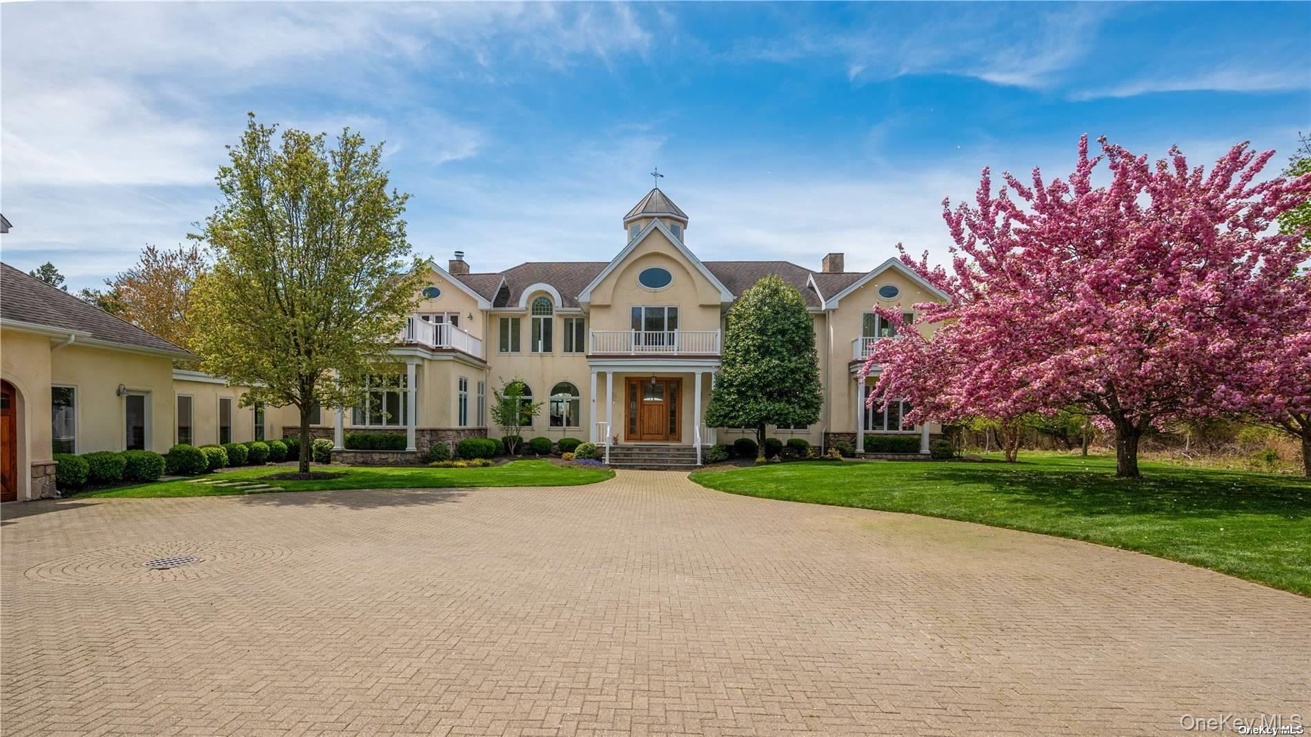 22 Old Neck Road S, Center Moriches, NY 11934