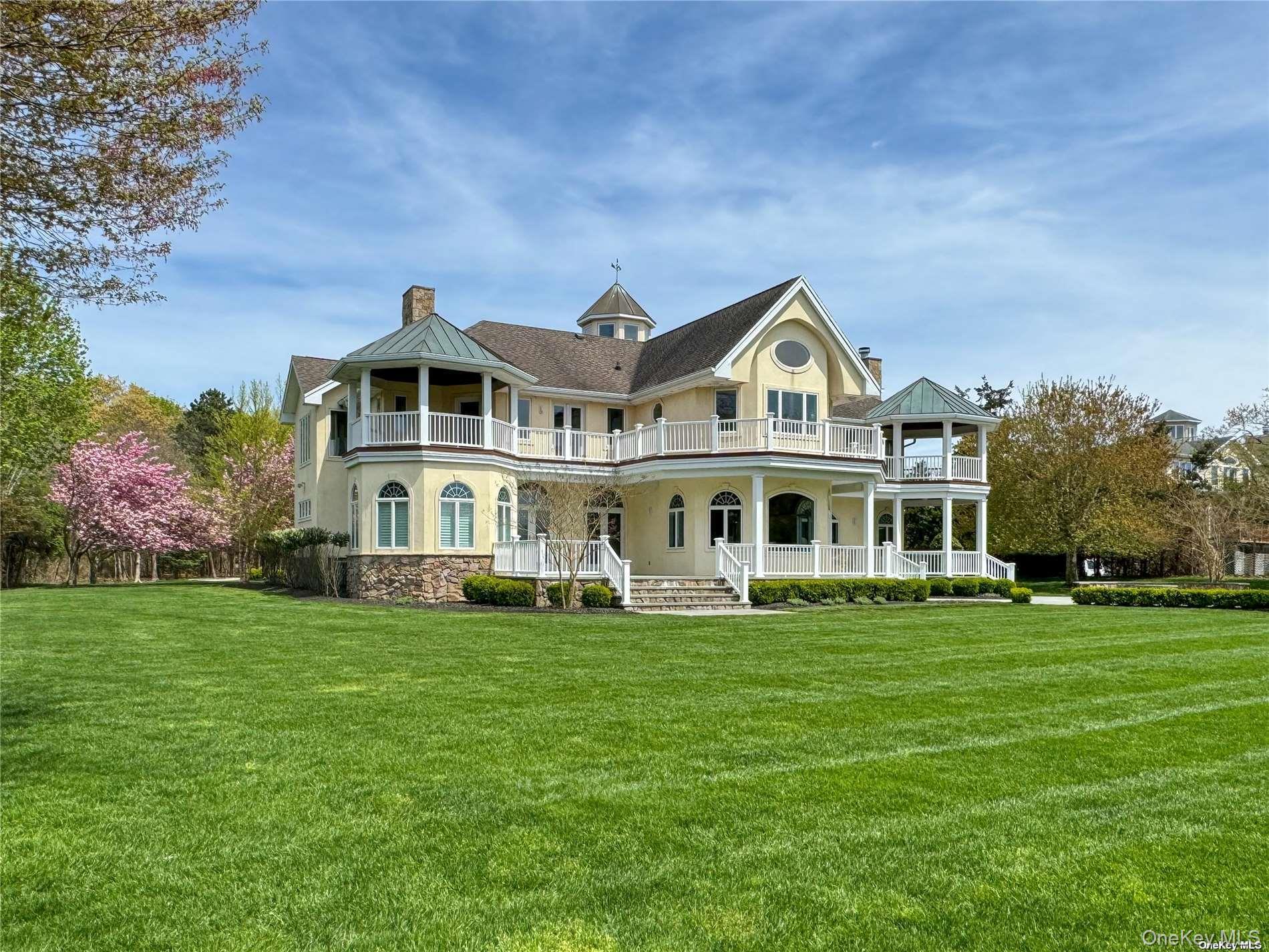 22 Old Neck Road S, Center Moriches, NY 11934