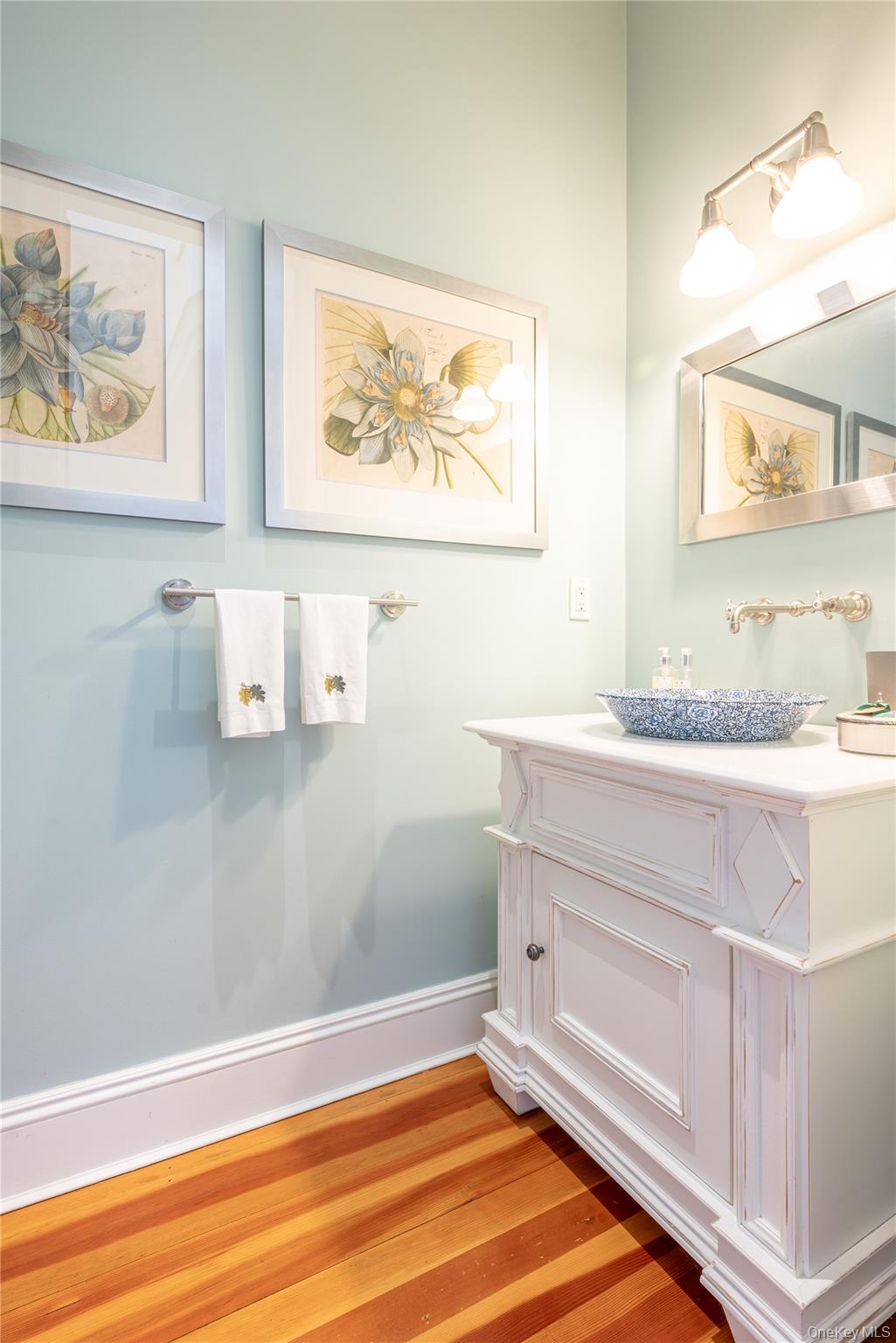 22 Old Neck Road S, Center Moriches, NY 11934