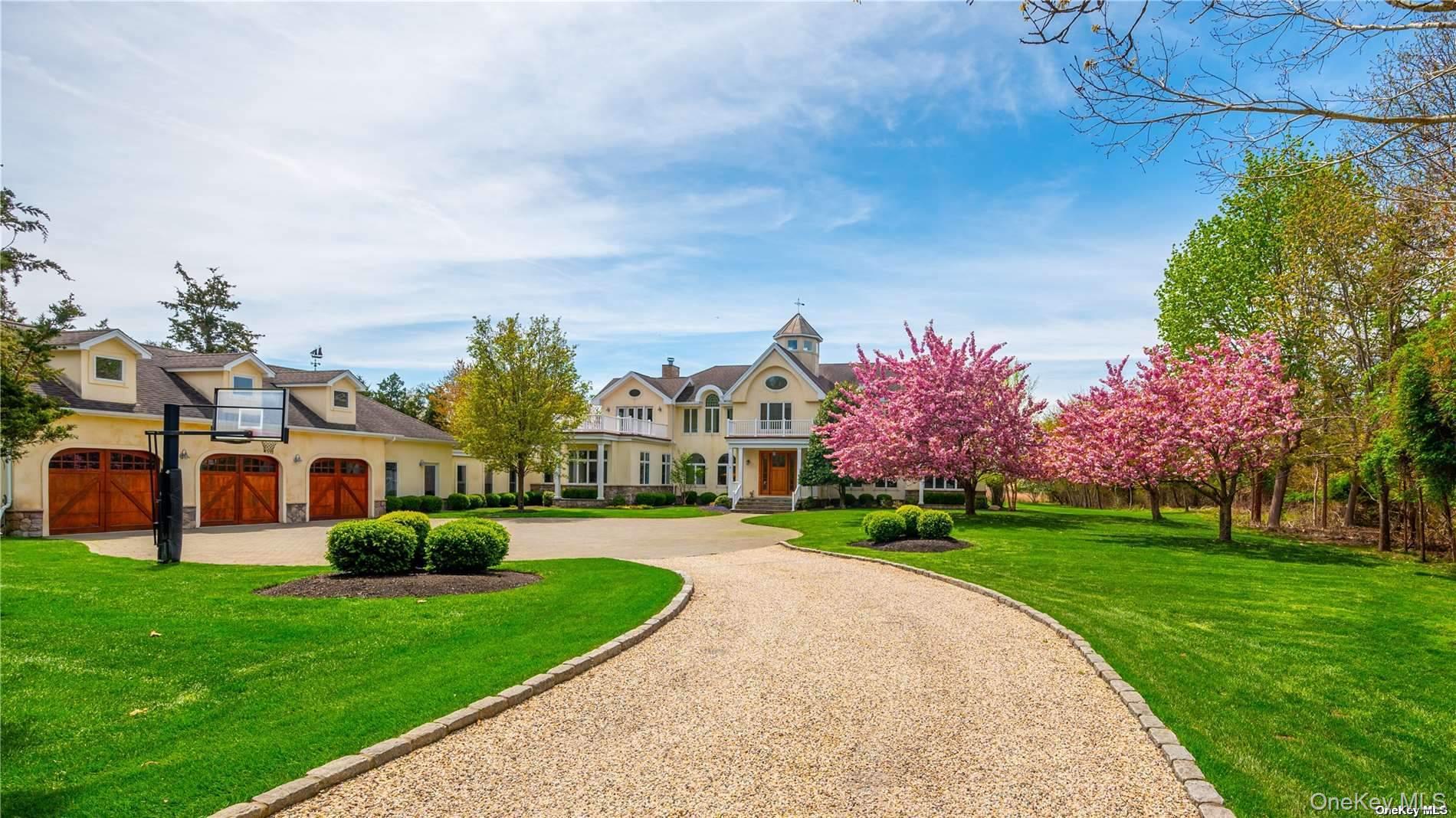 22 Old Neck Road S, Center Moriches, NY 11934