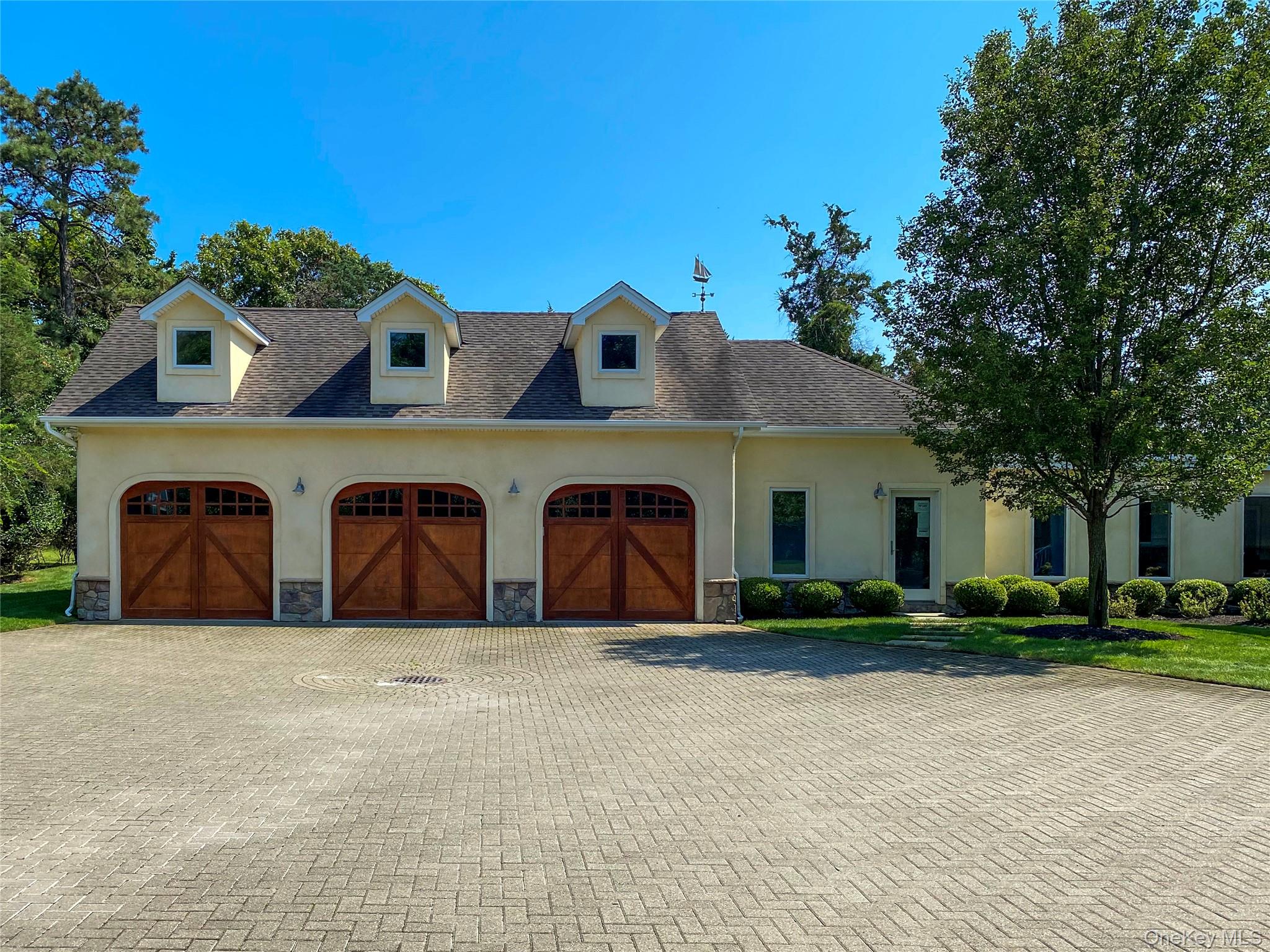 22 Old Neck Road S, Center Moriches, NY 11934